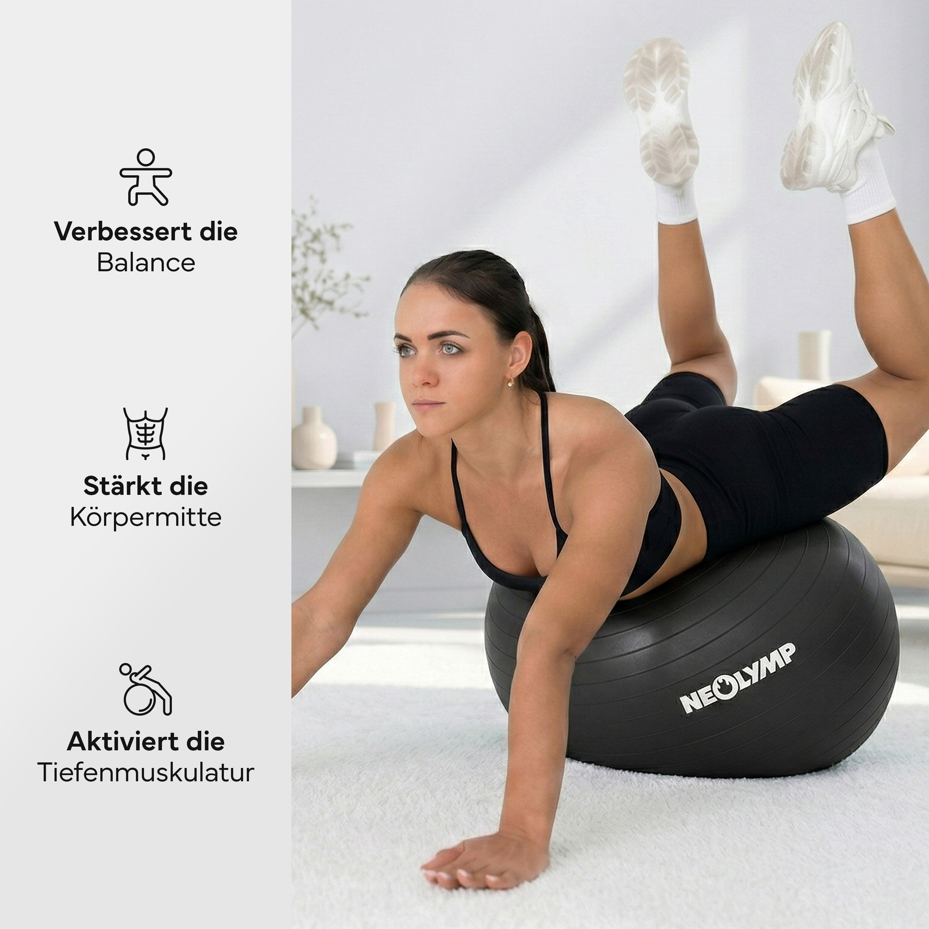 Eine Frau trainiert auf einem schwarzen Gymnastikball, ihre Füße sind in der Luft.