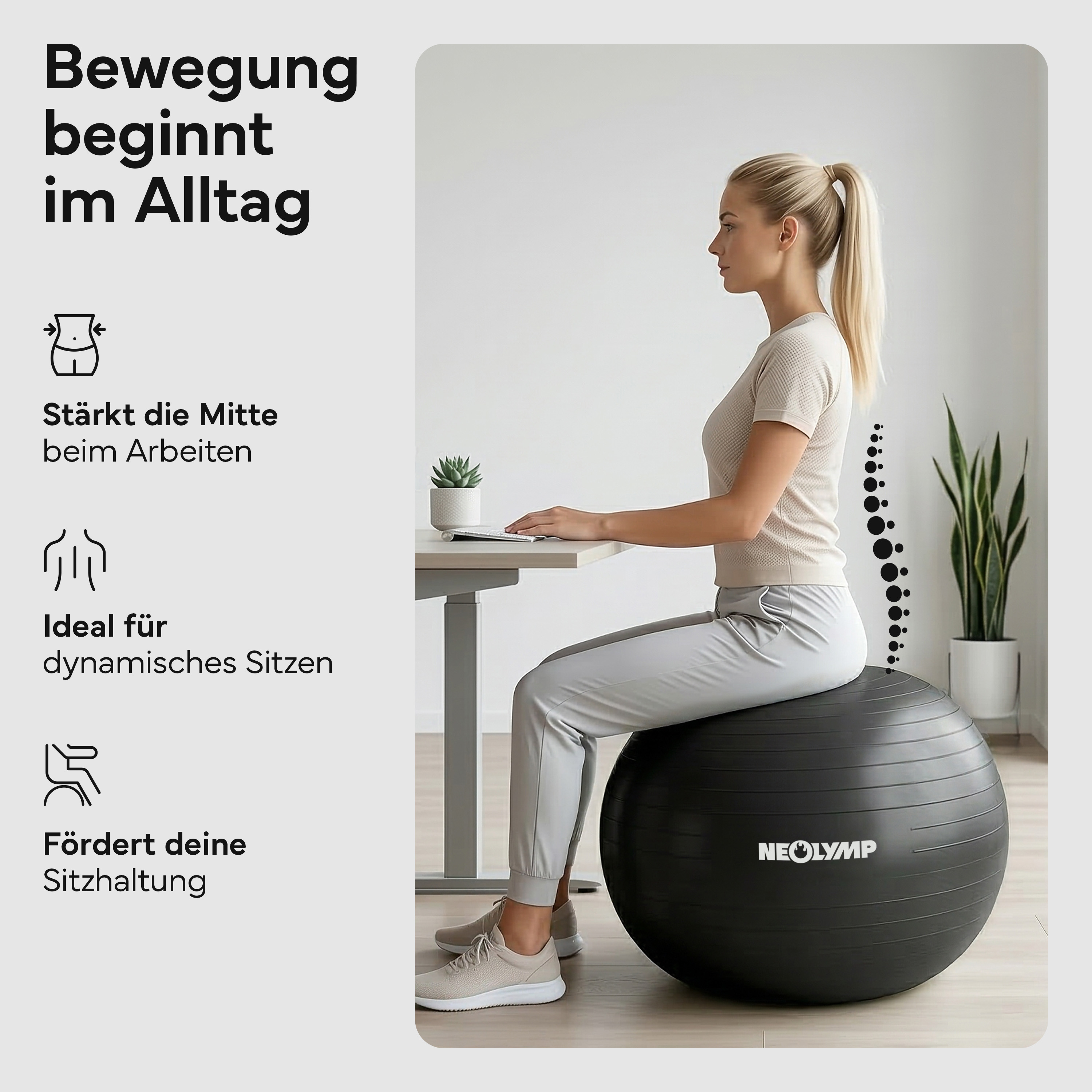 Frau sitzt auf schwarzem Gymnastikball am Schreibtisch. Text über Bewegung.