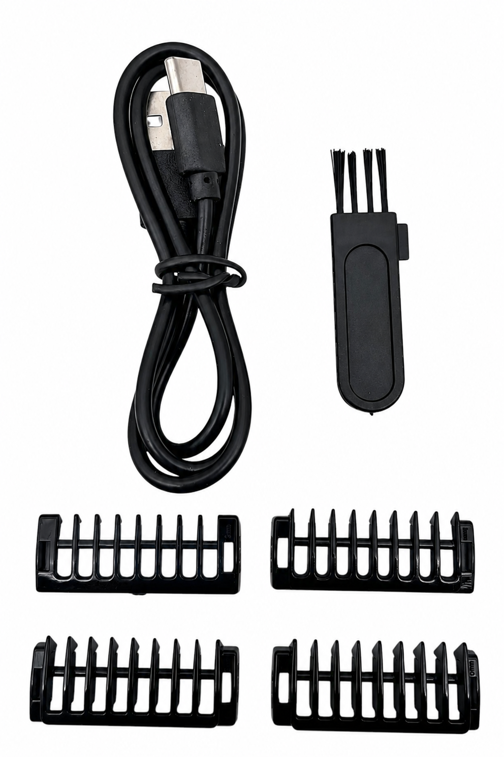 Siyah USB kablosu, temizleme fırçası ve tıraş makinesi için dört tarak aparatı.