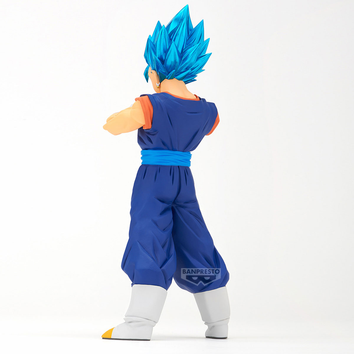 Figur einer Figur mit blauen stacheligen Haaren, blauer Kleidung und weißen Stiefeln.