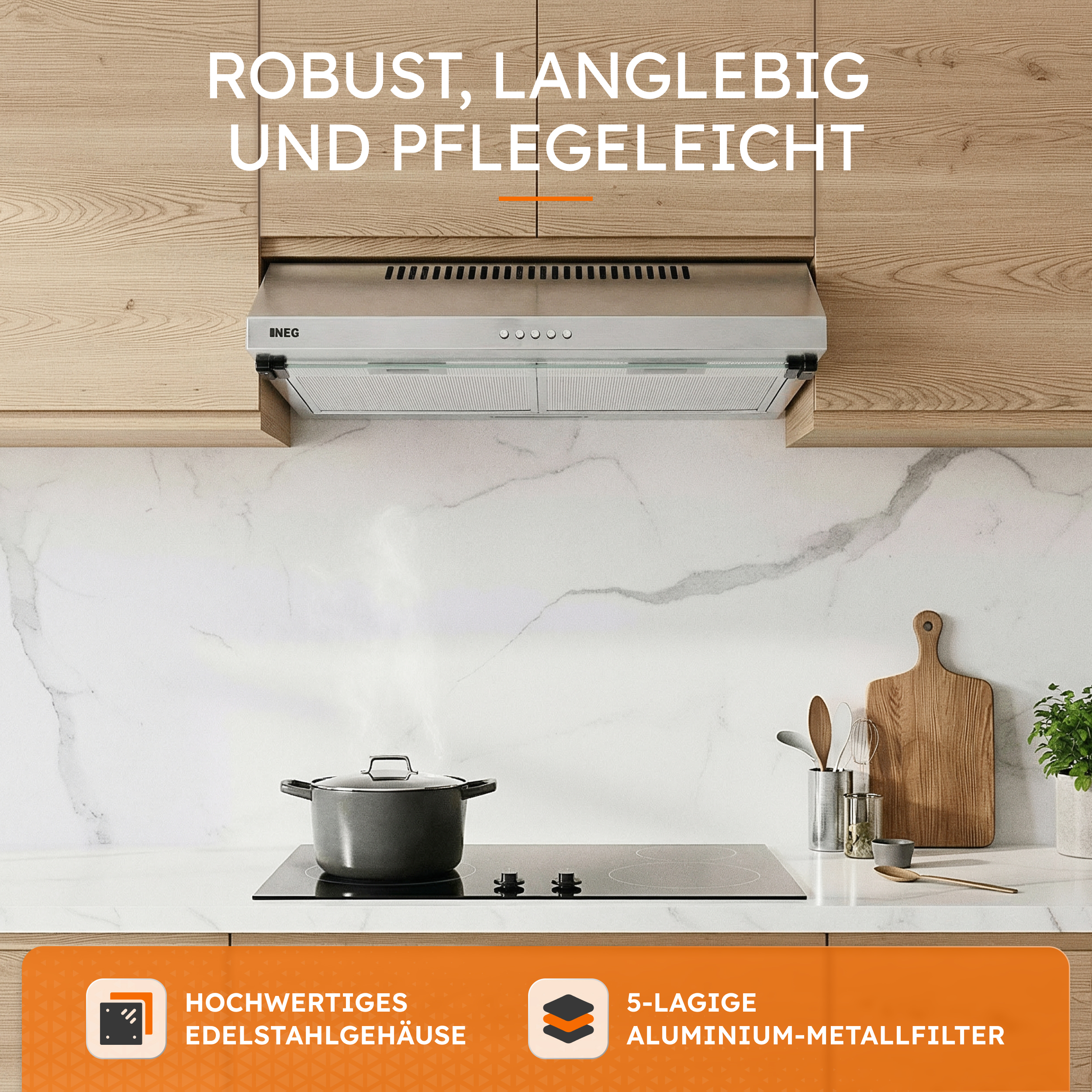 Moderne Küche mit Dunstabzugshaube über Kochfeld und Topf.
