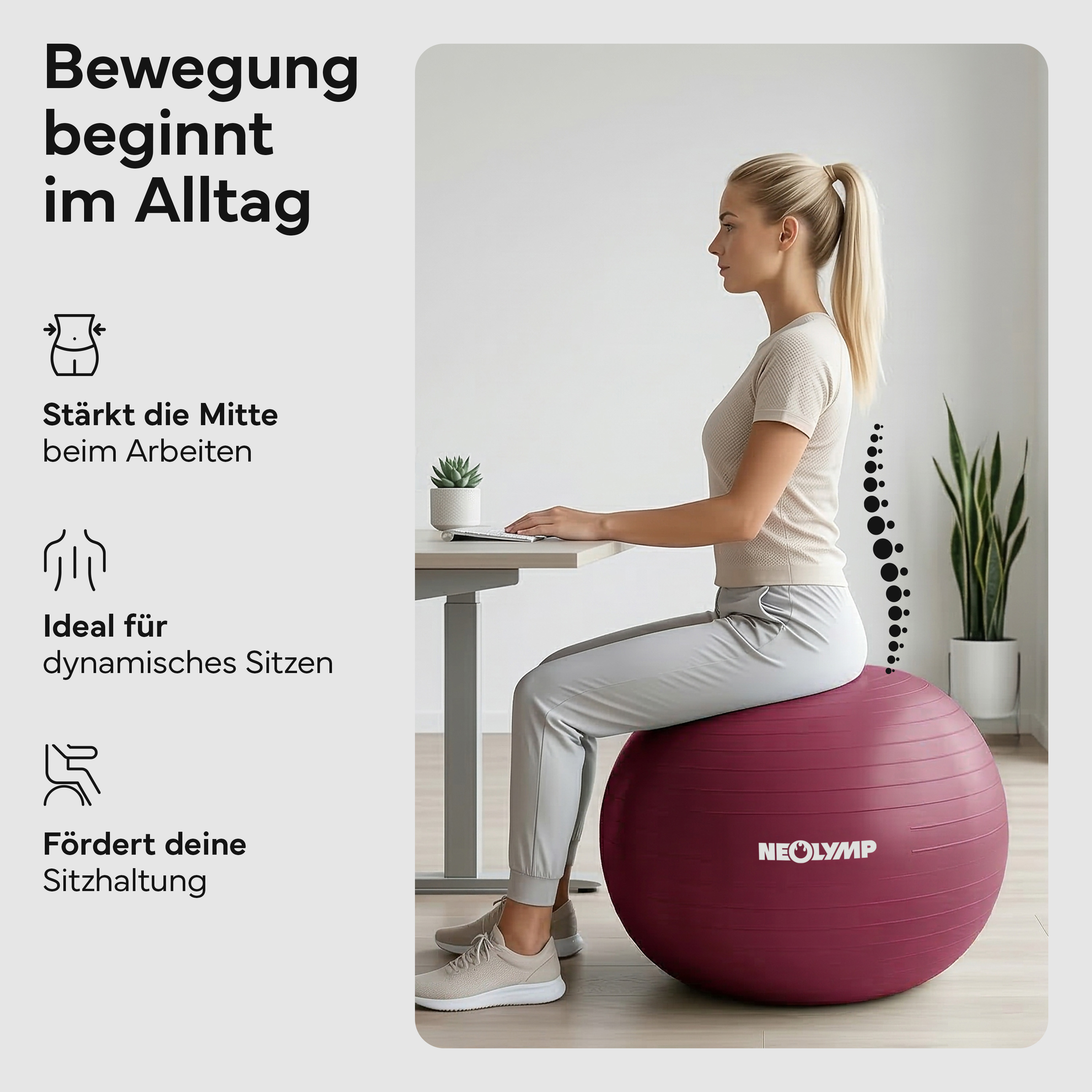 Frau sitzt auf einem lila Gymnastikball vor einem Schreibtisch.