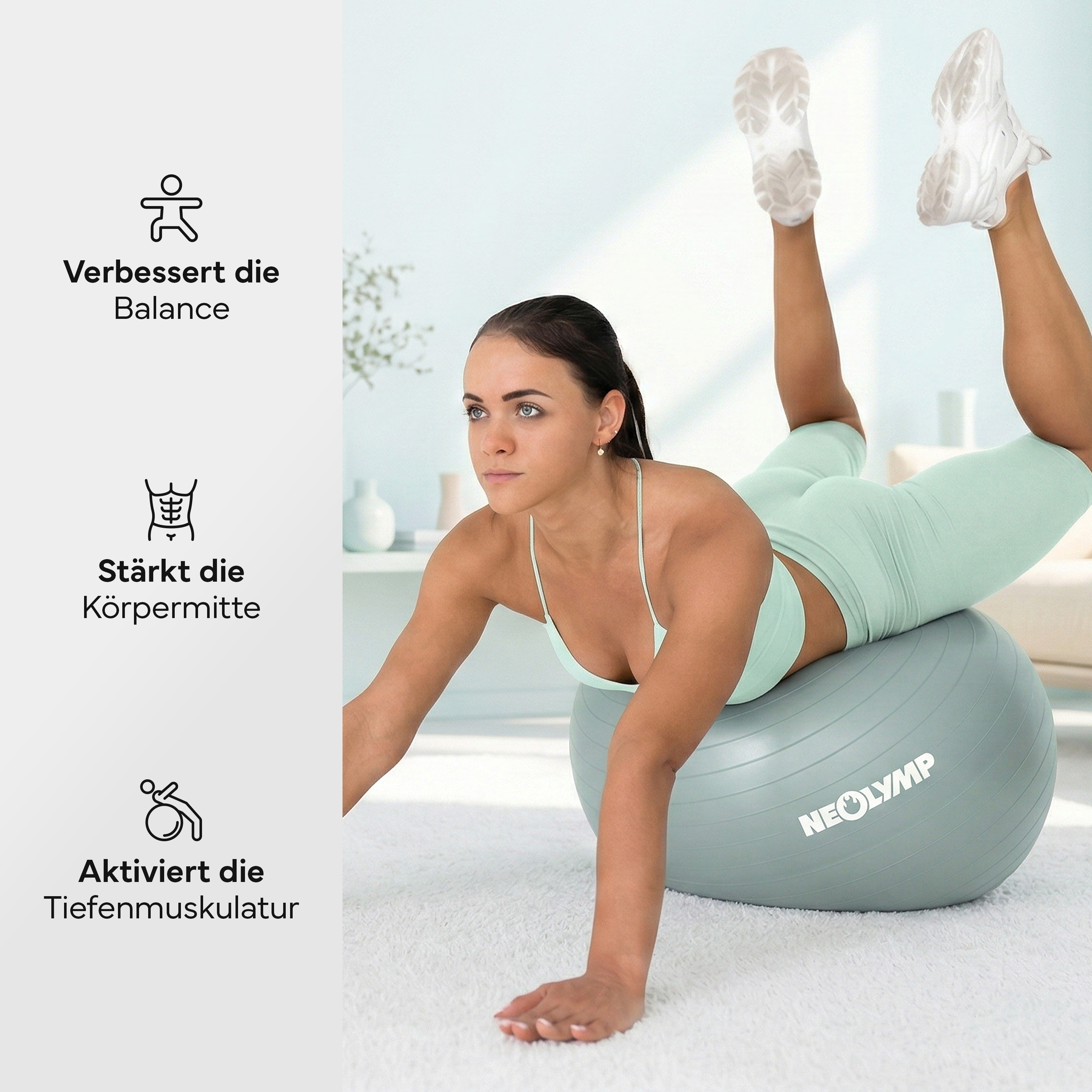Eine Frau liegt auf einem Gymnastikball und hebt ihre Füße in die Luft.