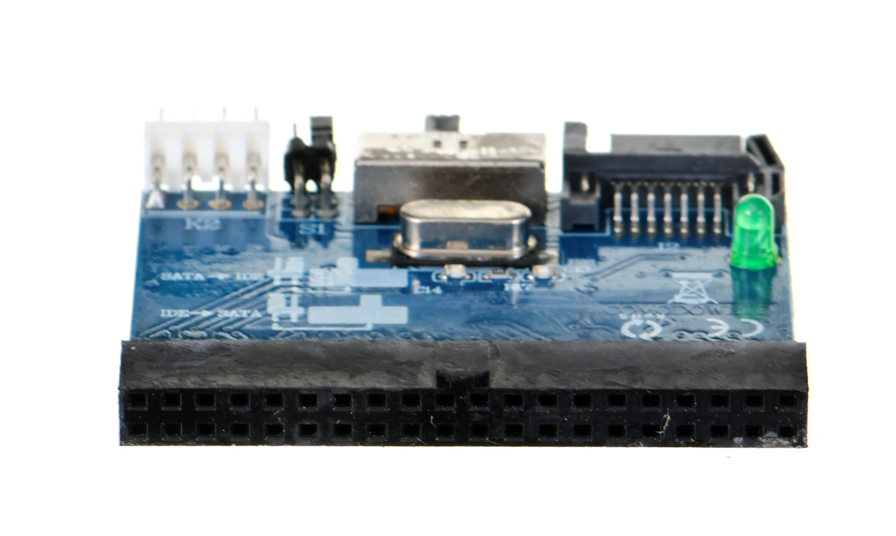 Une carte adaptatrice bleue avec divers connecteurs, une LED verte et un oscillateur à cristal.