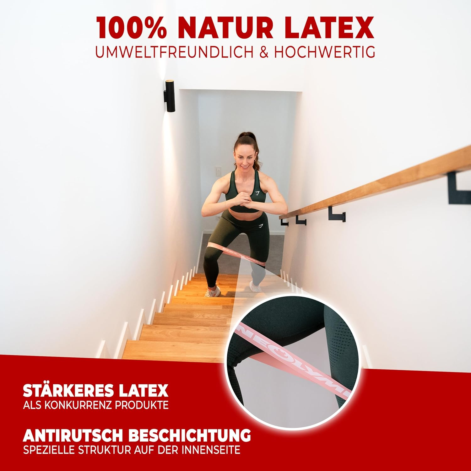 Eine Frau macht Kniebeugen auf einer Treppe mit einem Fitnessband um ihre Oberschenkel.