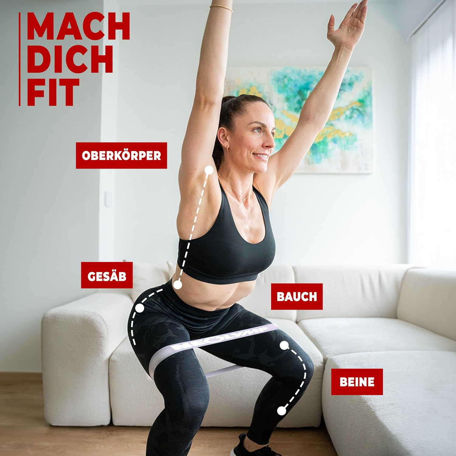 Frau macht Kniebeugen mit Widerstandsband um die Beine, Fokus auf Oberkörper, Gesäß, Bauch.