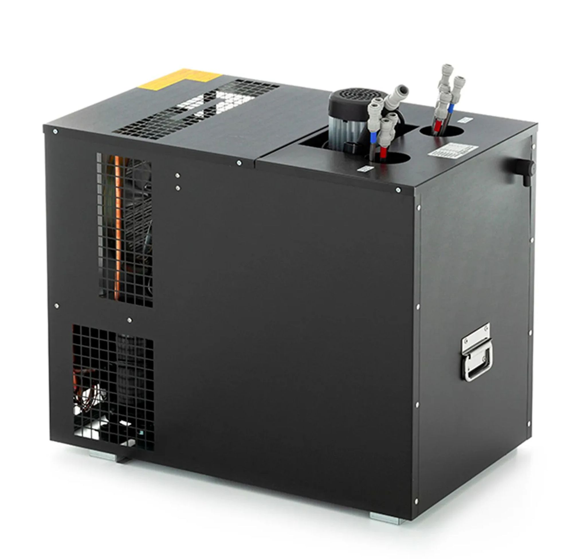 Zwarte koelunit met ventilatieroosters, connectoren en een handvat.