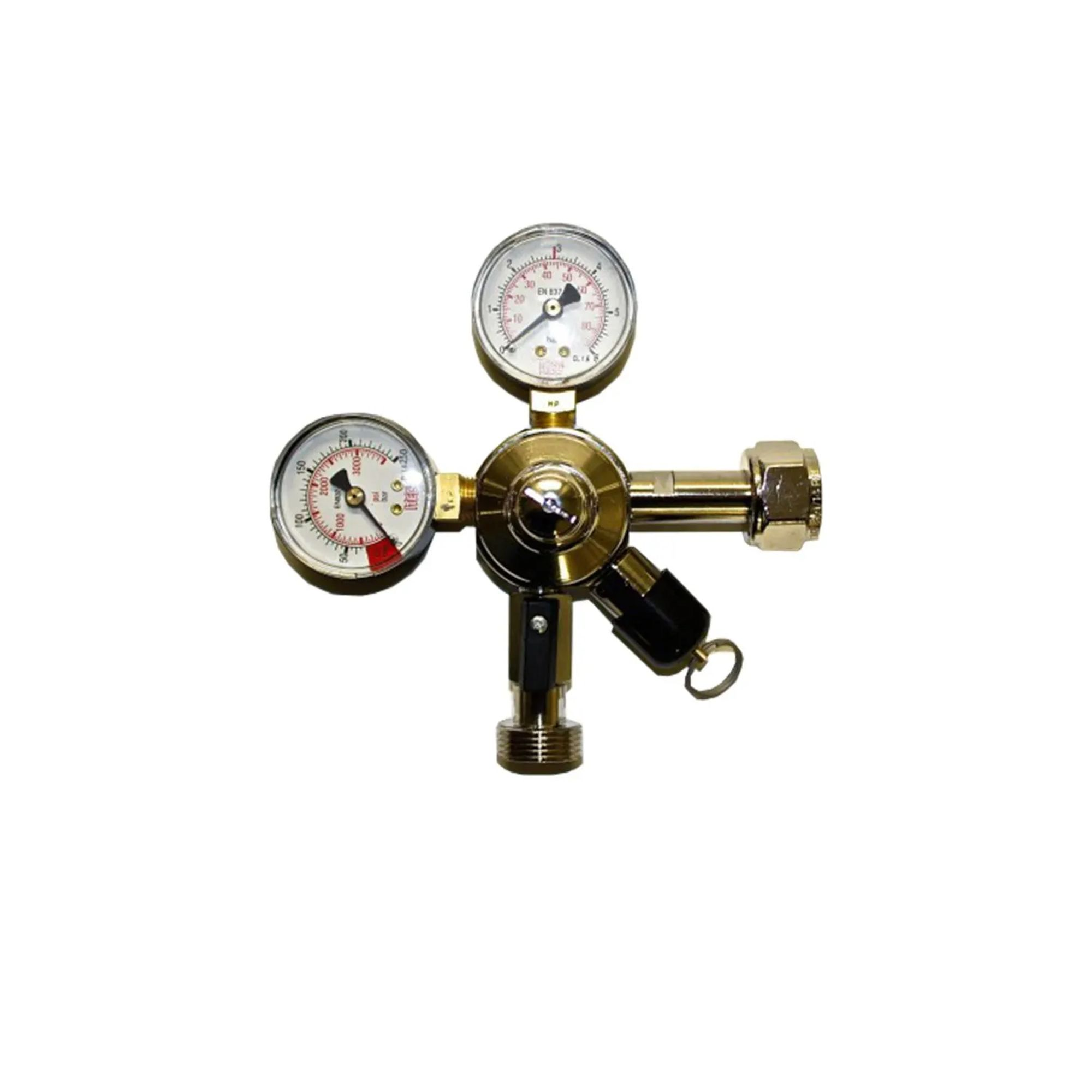Een messing gasregelaar met twee meters op witte achtergrond.