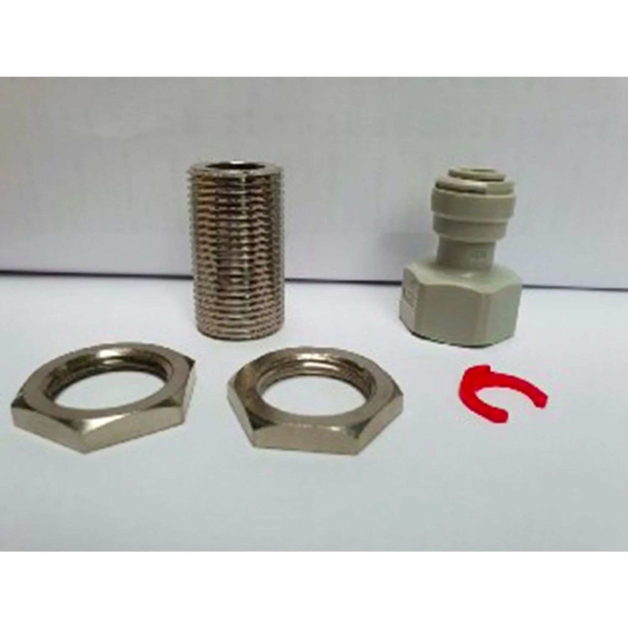Vier zilveren metalen onderdelen: twee moeren, een cilindrische schroefdraad en een connector, plus een rode pijl.
