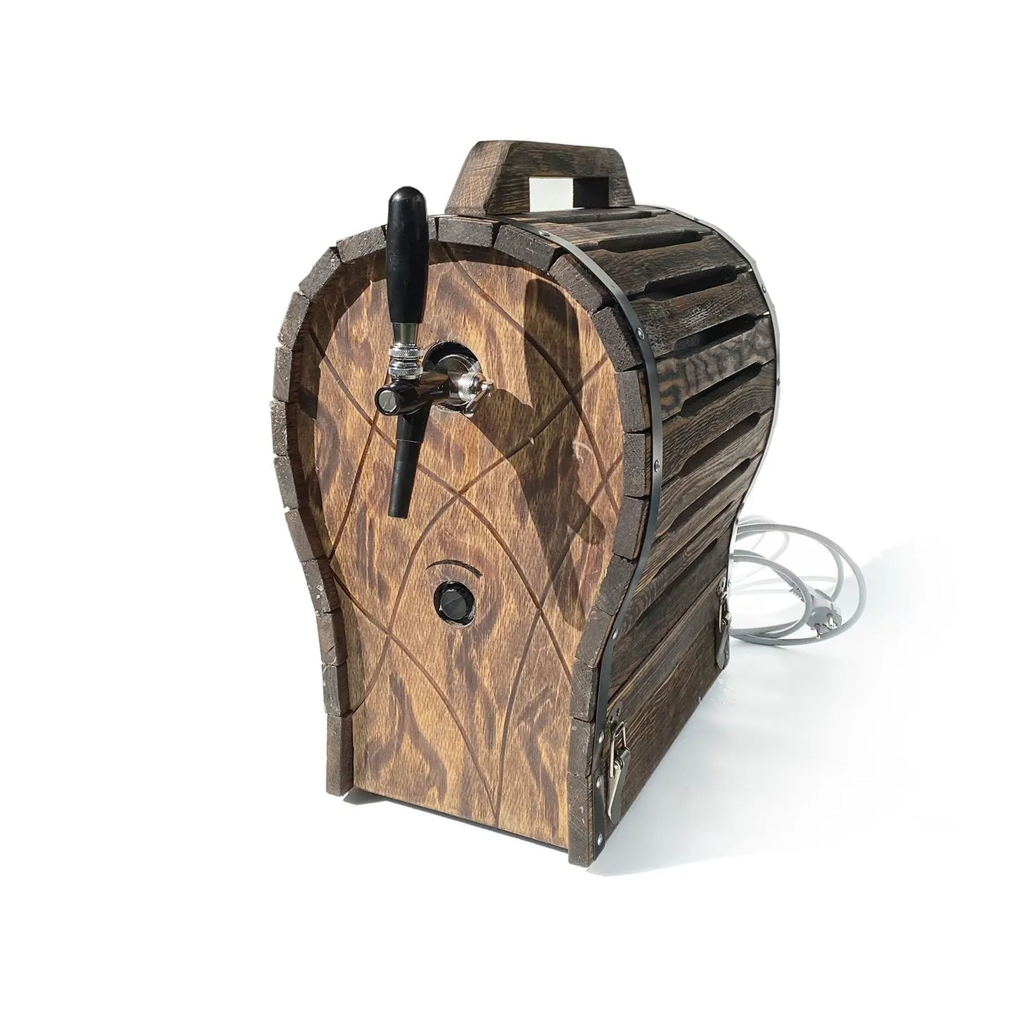 Houten vat bierdispenser met tap en snoer op witte achtergrond.