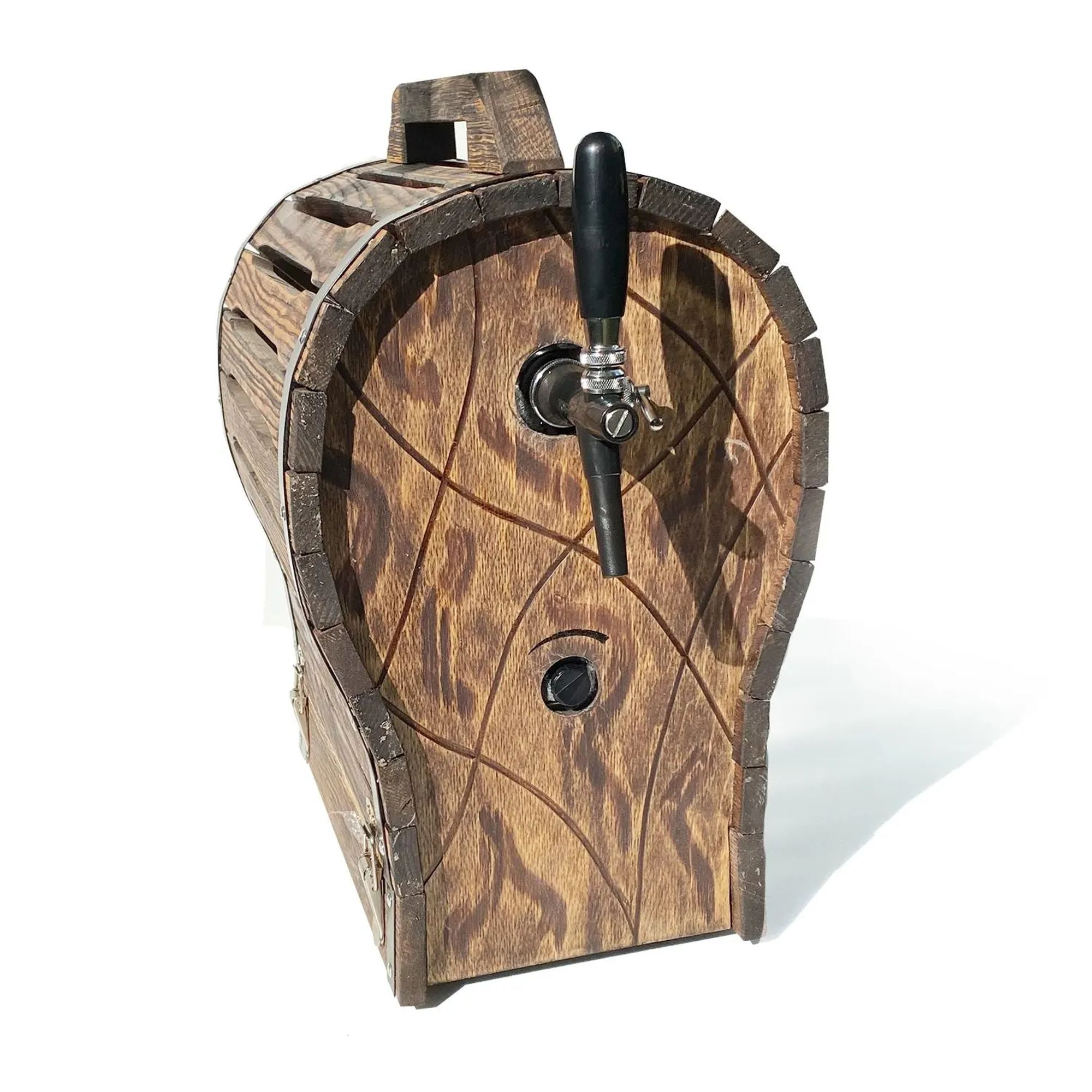 Houten bierfustdispenser met tapkraan en handvat, tegen een witte achtergrond.