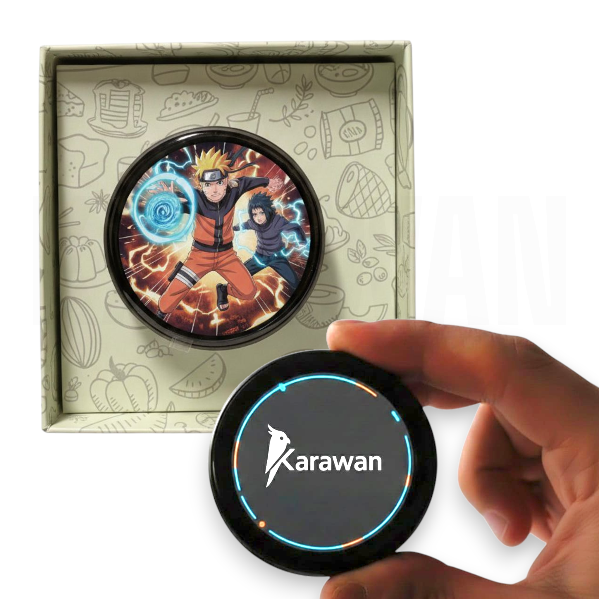 Naruto y Sasuke en acción. Una mano sostiene un dispositivo con logo Karawan.