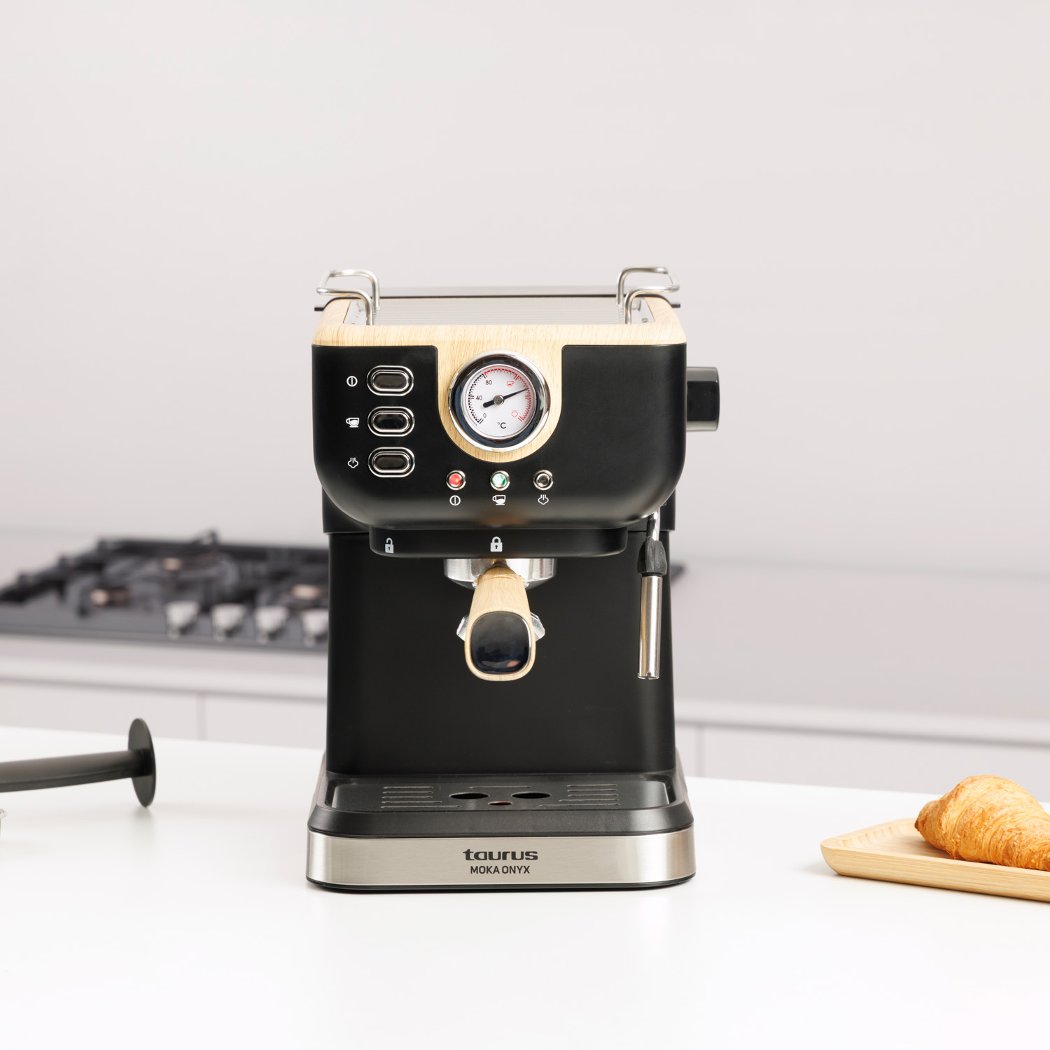 Cafetera espresso negra con detalles en madera y manómetro.