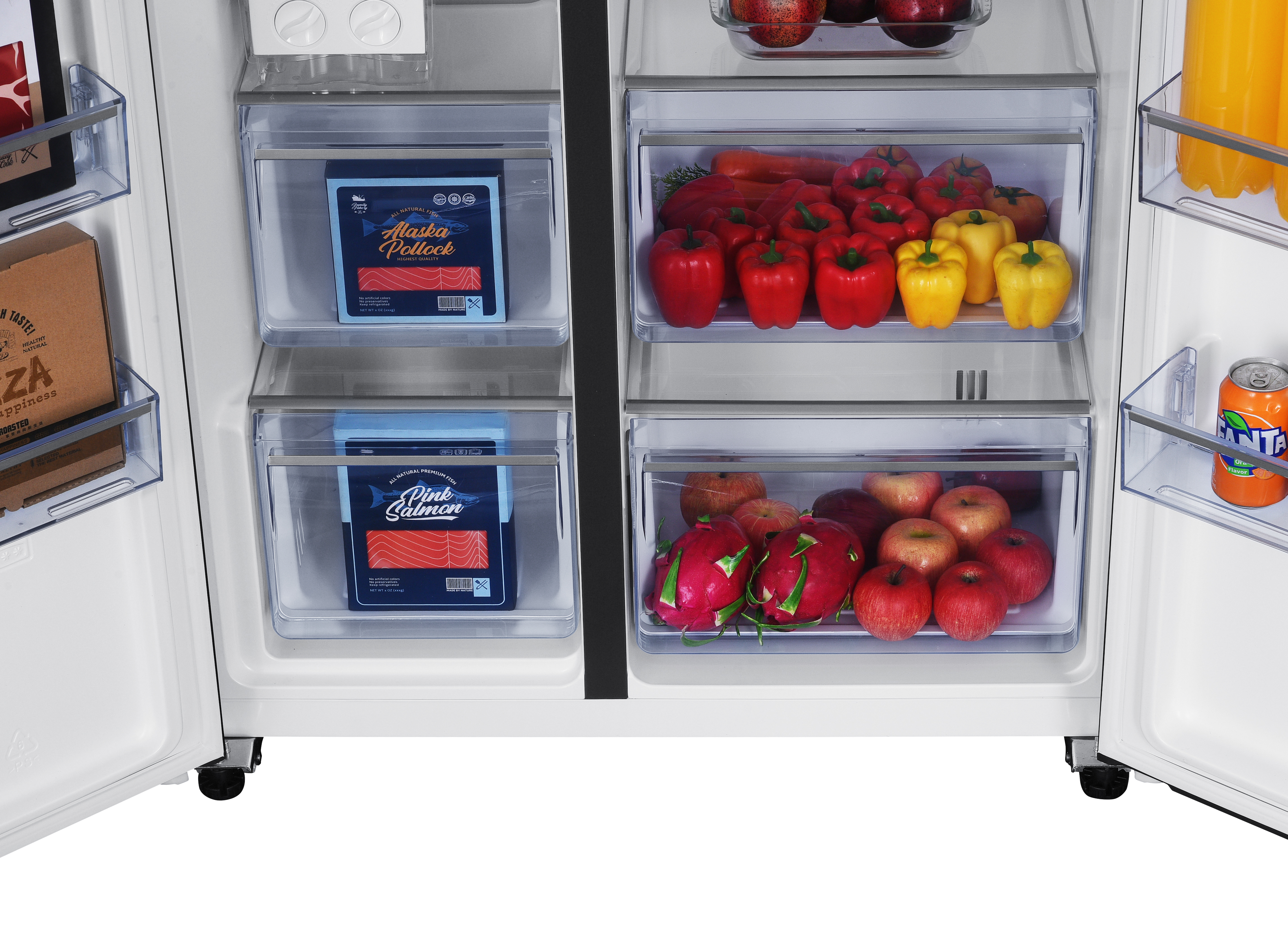 Open koelkast met fruit, groenten en vispakketten.