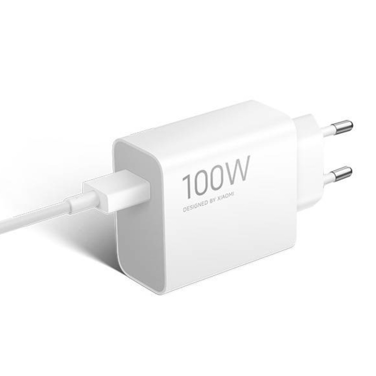 Un alimentatore Xiaomi bianco da 100W con connessione cavo e due pin metallici.