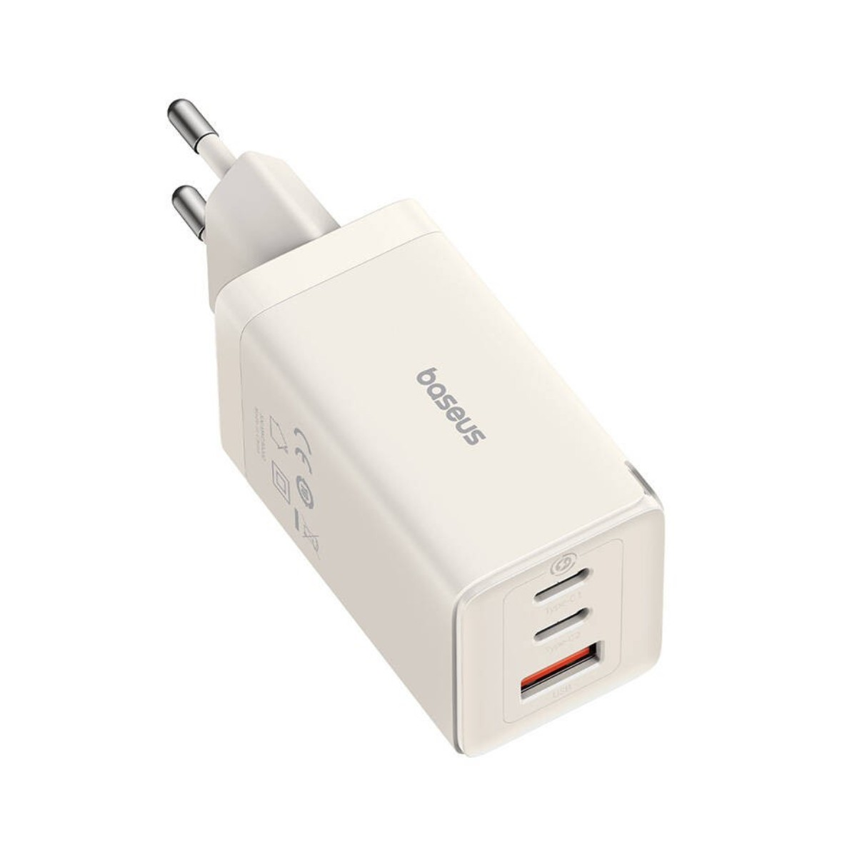Un caricatore rapido USB-C bianco con due porte e una porta USB-A.