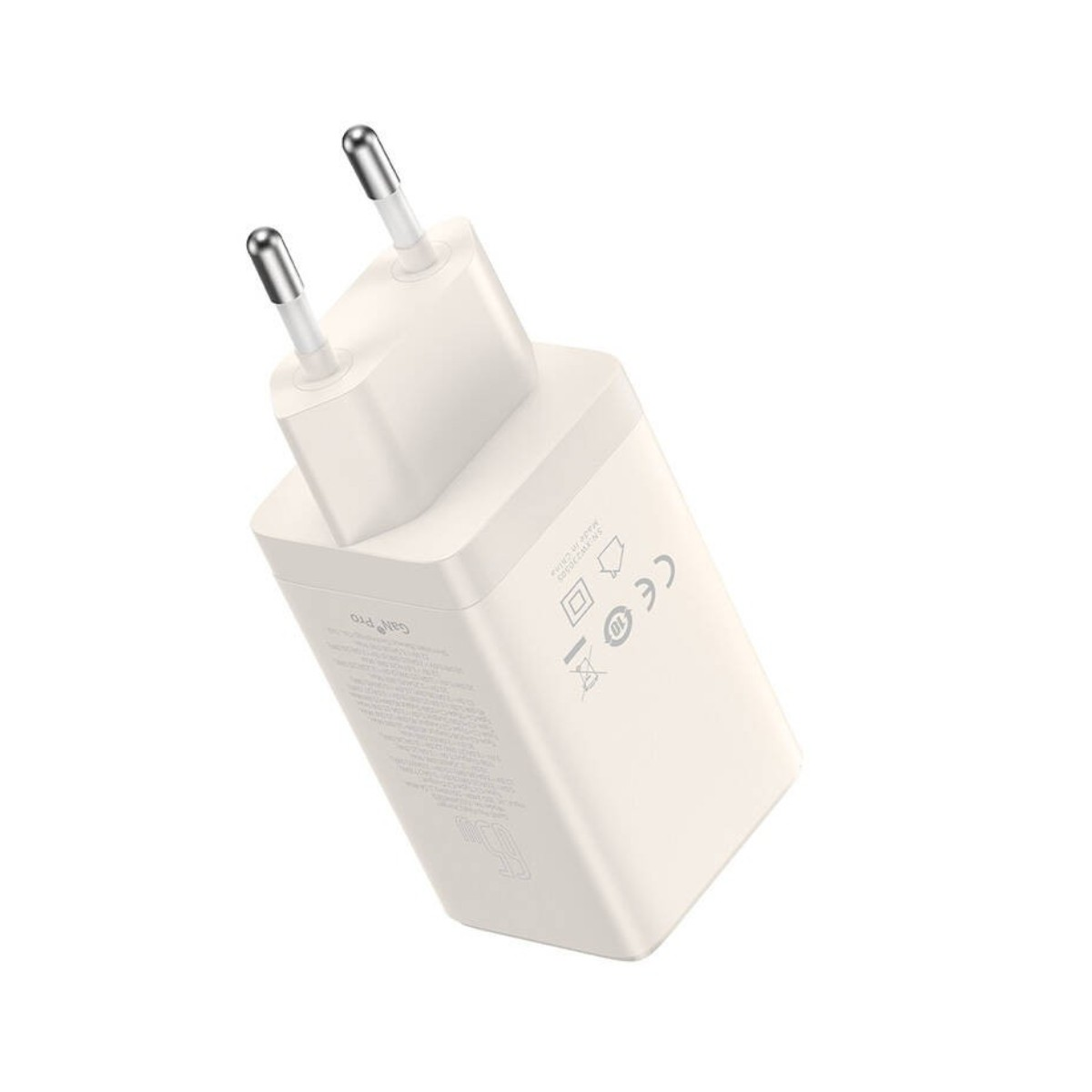 Un alimentatore bianco con due pin metallici e marchio CE.