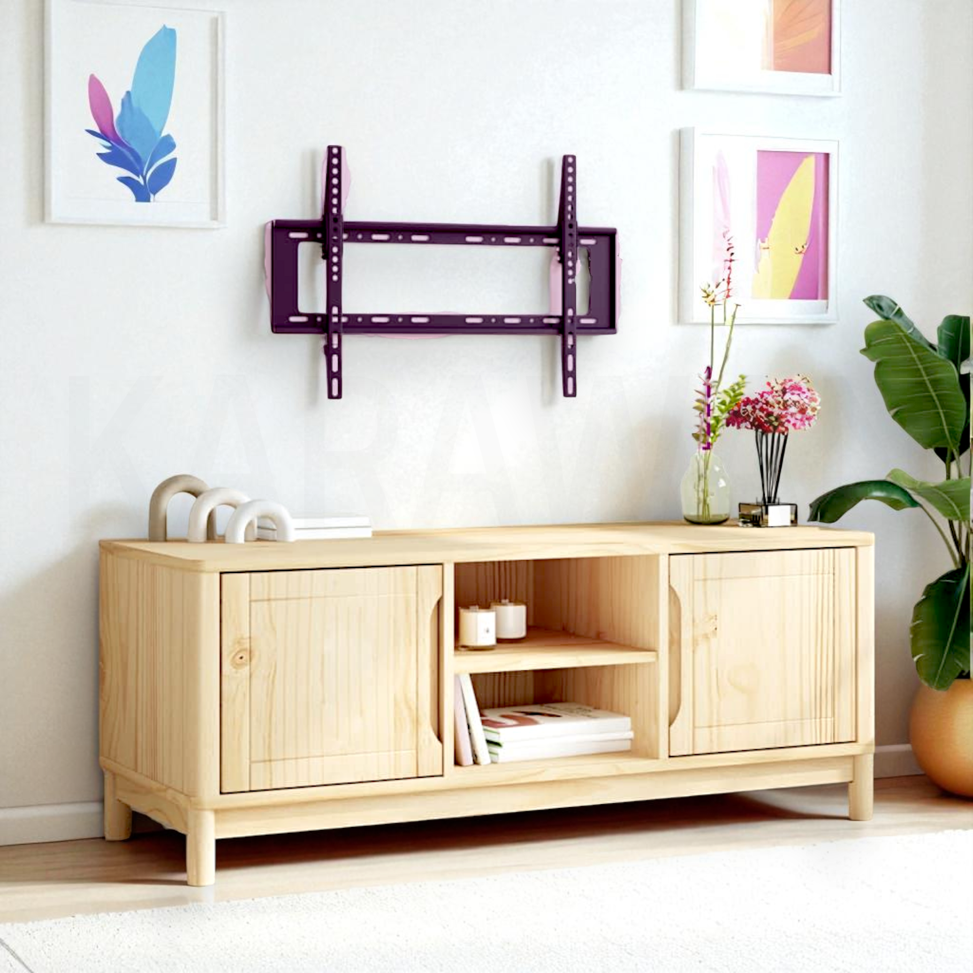 Un soporte de pared para TV sobre un mueble de madera con arte y plantas.