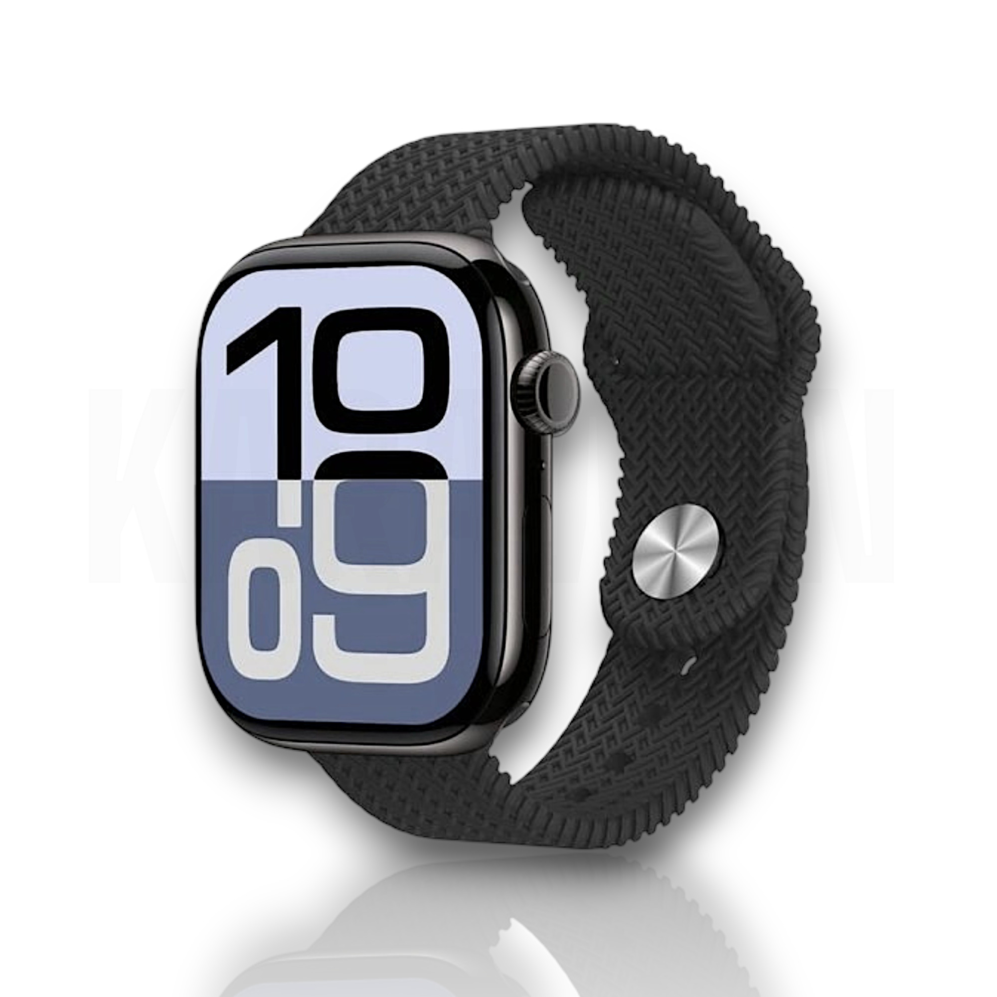 Un reloj inteligente negro con correa tejida muestra la hora en su pantalla digital.