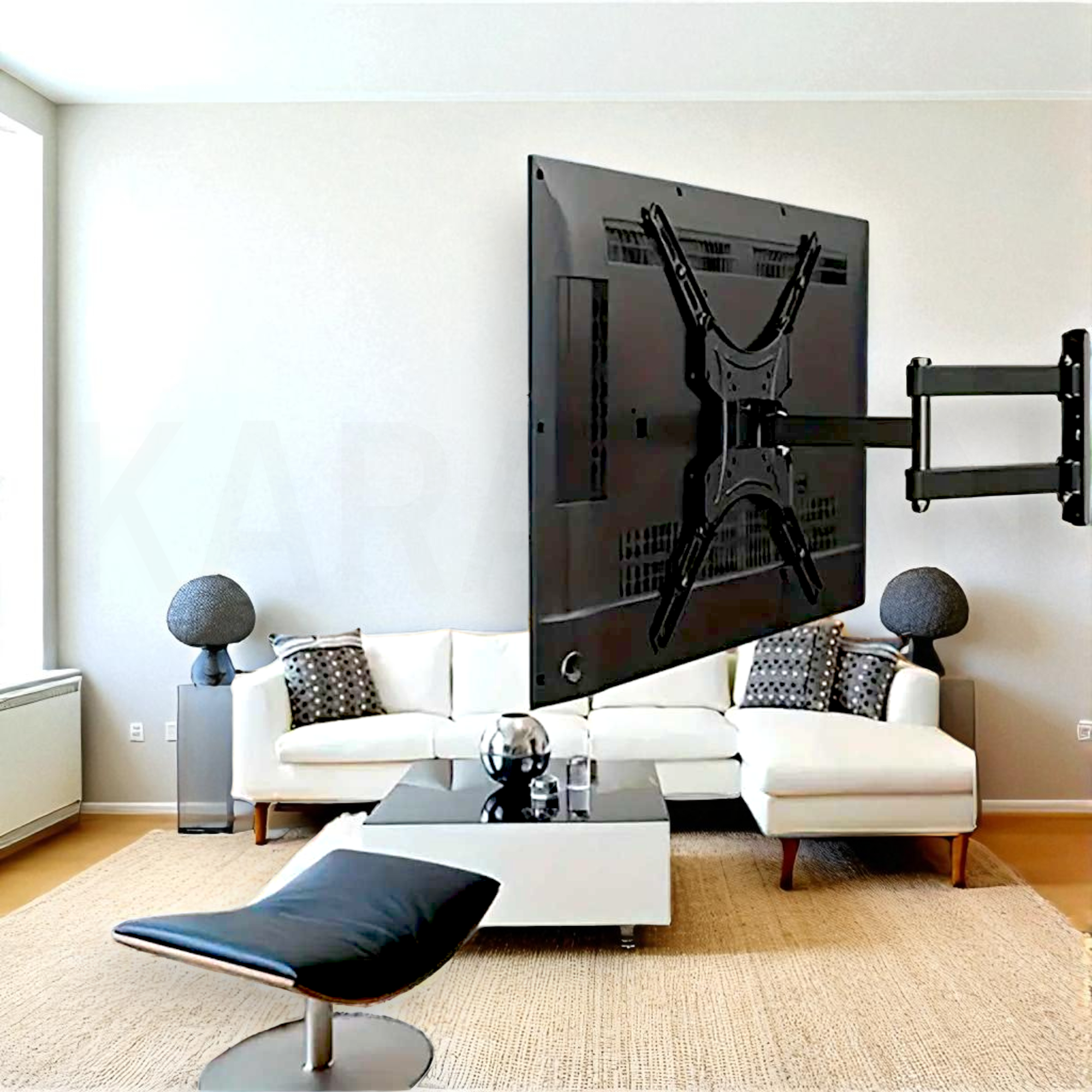 Una sala de estar con sofá blanco, TV negra en la pared y silla negra.