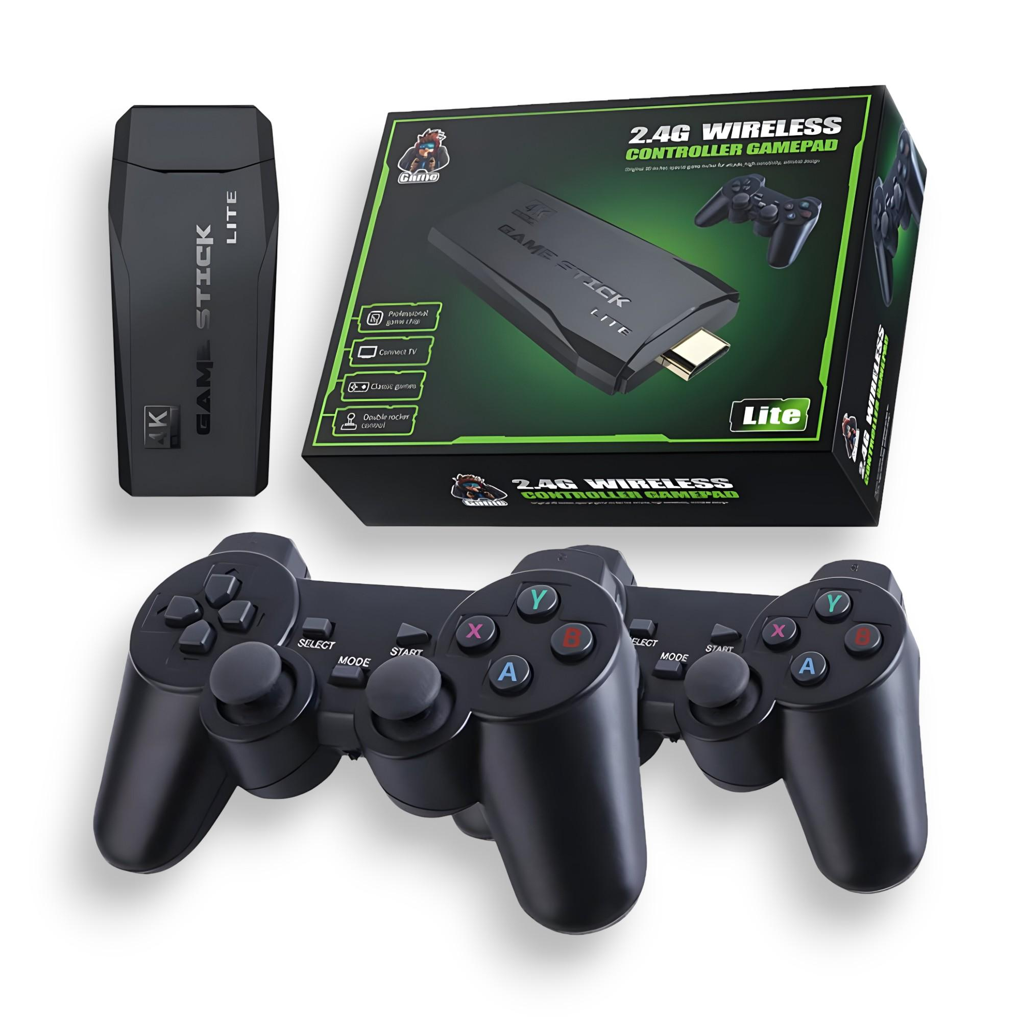 Un stick de control de juegos negro con su embalaje y dos mandos.