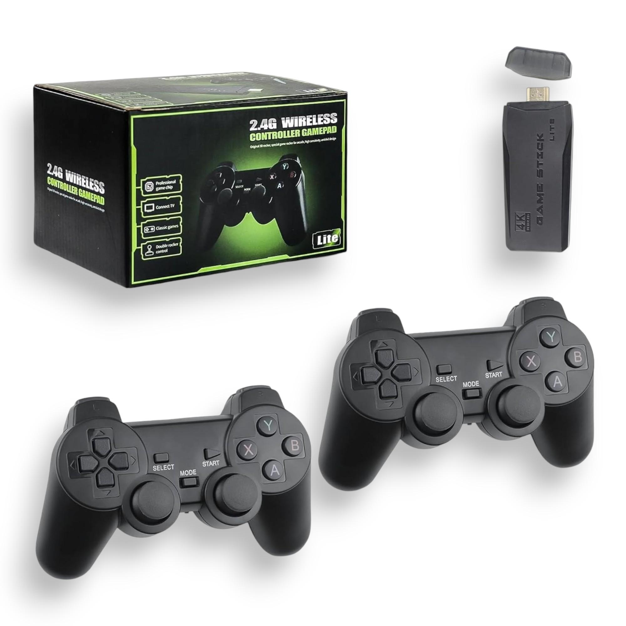Dos gamepads inalámbricos negros y un mando de juego con su tapa, sobre fondo blanco.