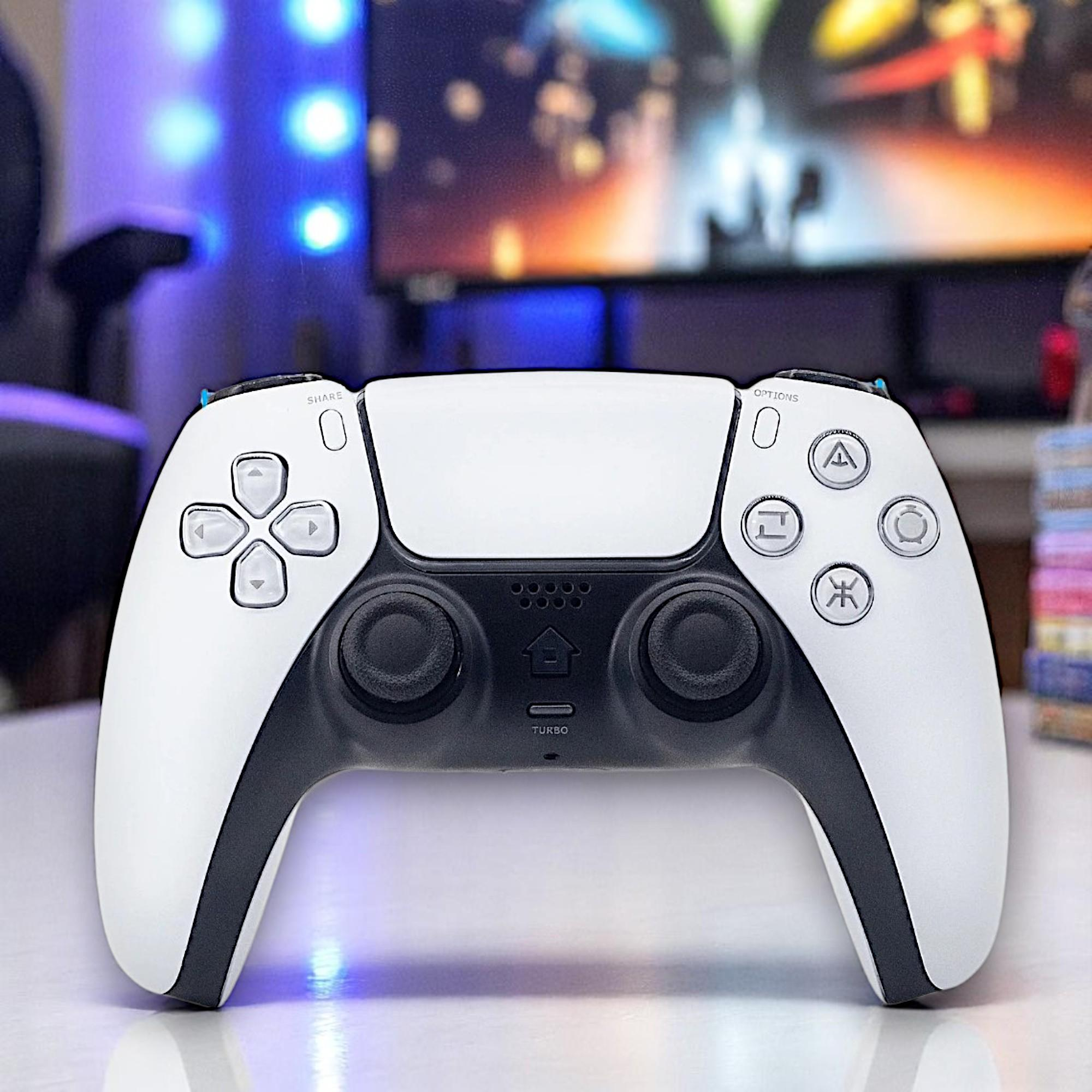 Un mando de videojuegos blanco con detalles negros, sobre una mesa.