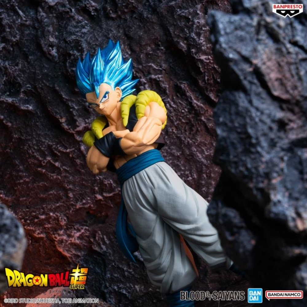 Figura de Gogeta con pelo azul, brazos cruzados, frente a rocas.