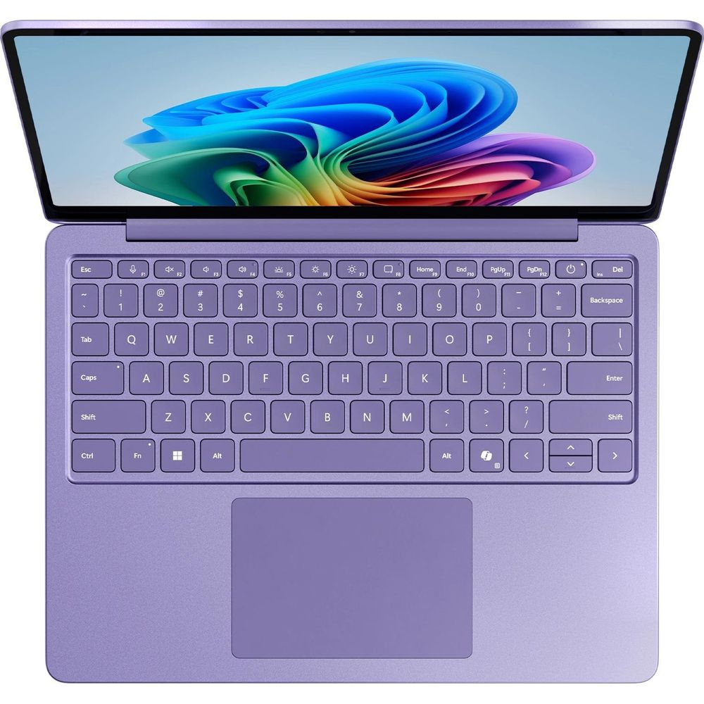Laptop viola aperto, mostra tastiera e sfondo astratto colorato sullo schermo.