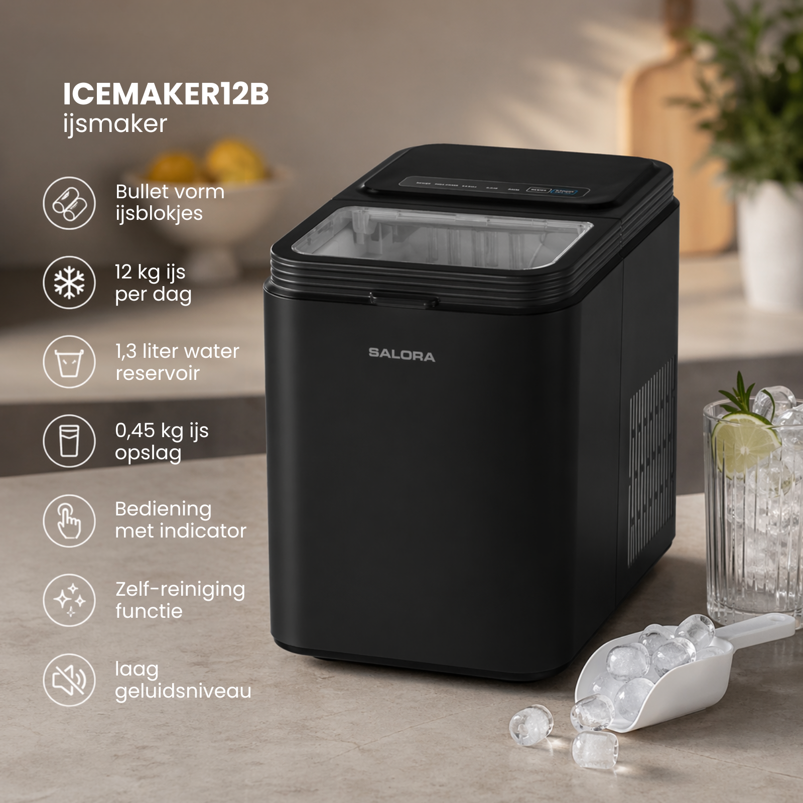 Una máquina de hielo negra con cubitos de hielo en forma de bala, un vaso y una pala.