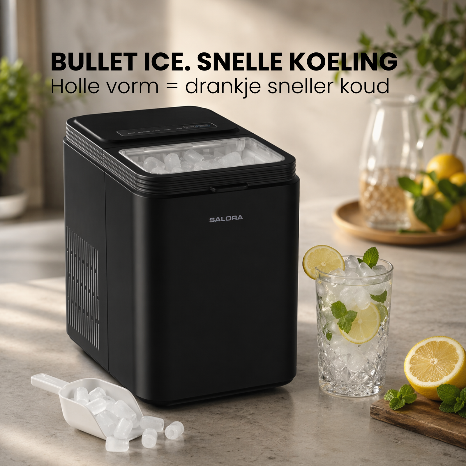 Máquina de hielo negra con cubitos de hielo y un vaso de bebida refrescante.