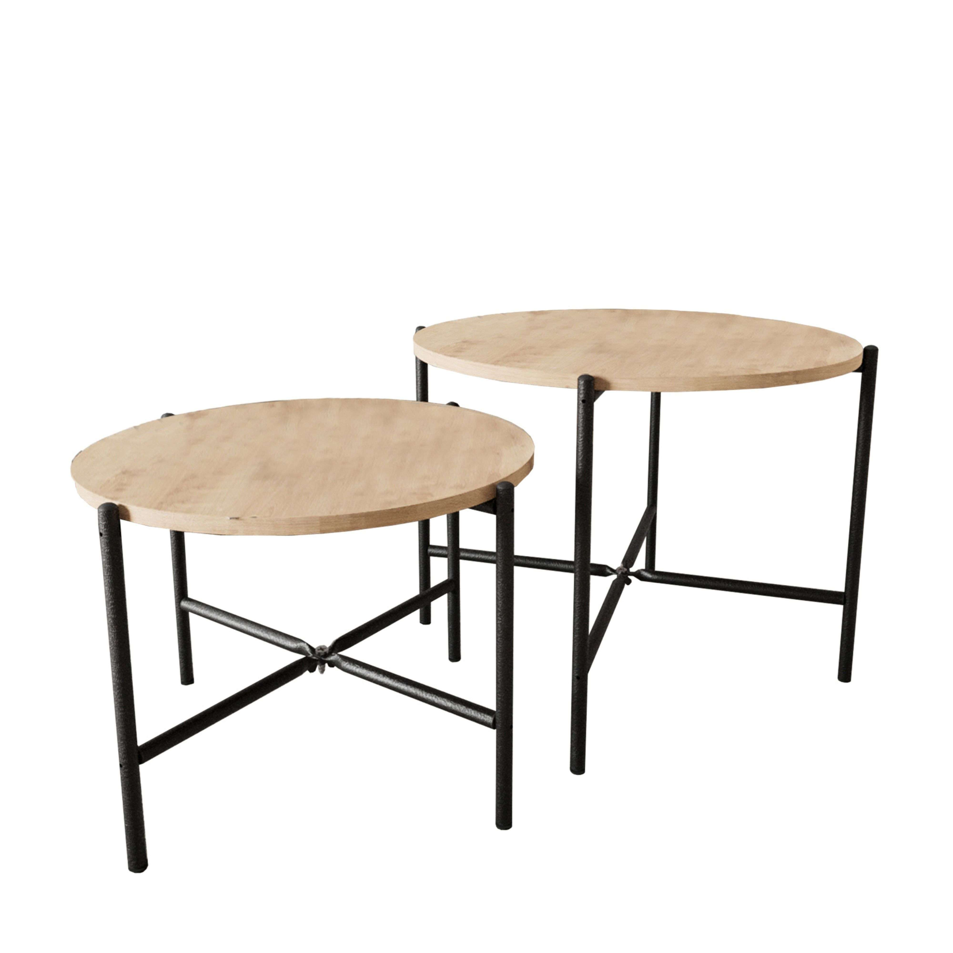 Dos mesas redondas de madera con patas de metal negro sobre fondo blanco.