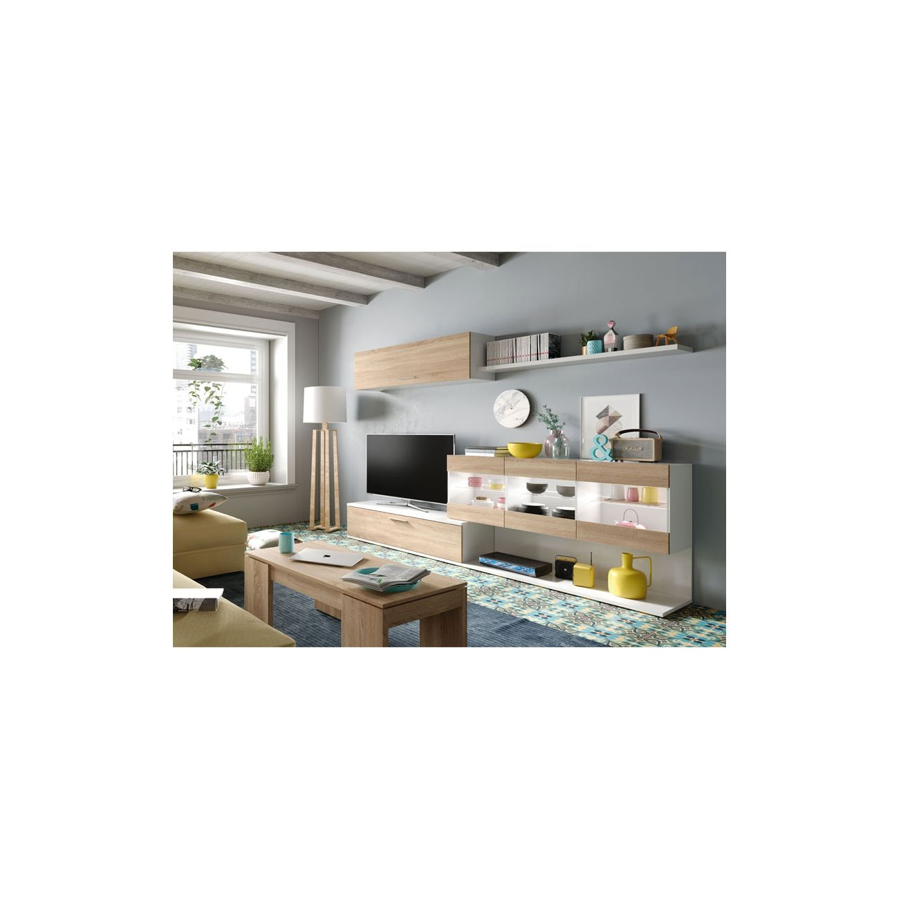 Sala de estar moderna con sofá, mesa de madera, TV y mueble de estantería.