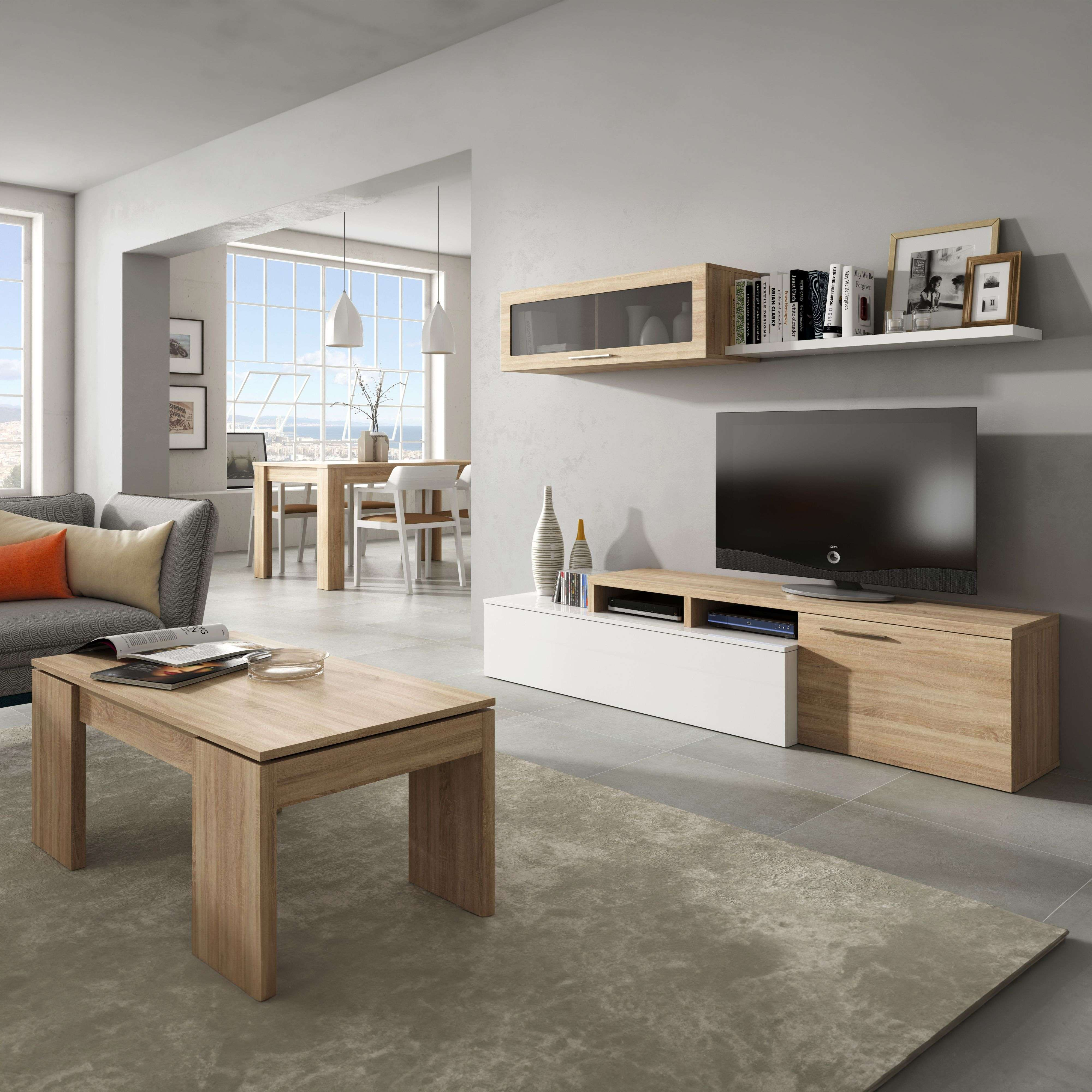 Sala de estar moderna con sofá, mesa de centro, mueble de TV y comedor junto a ventanas.