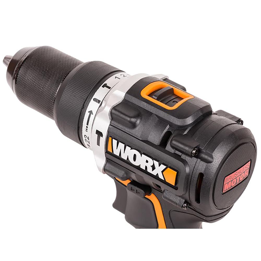 Trapano avvitatore a batteria nero e arancione con logo "WORX" e etichetta "BRUSHLESS MOTOR".
