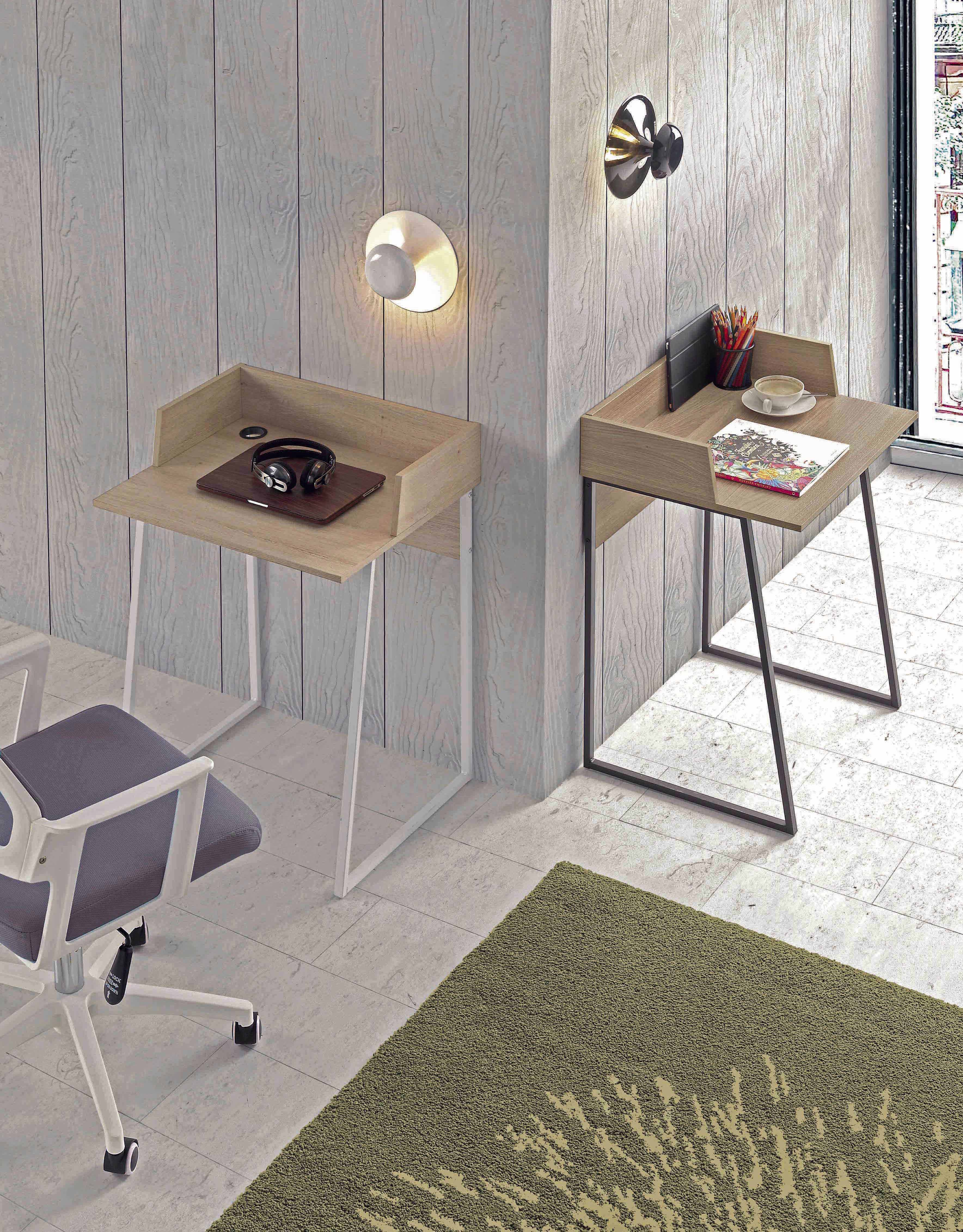 Dos escritorios de madera con portátiles, auriculares y café. Una silla delante.