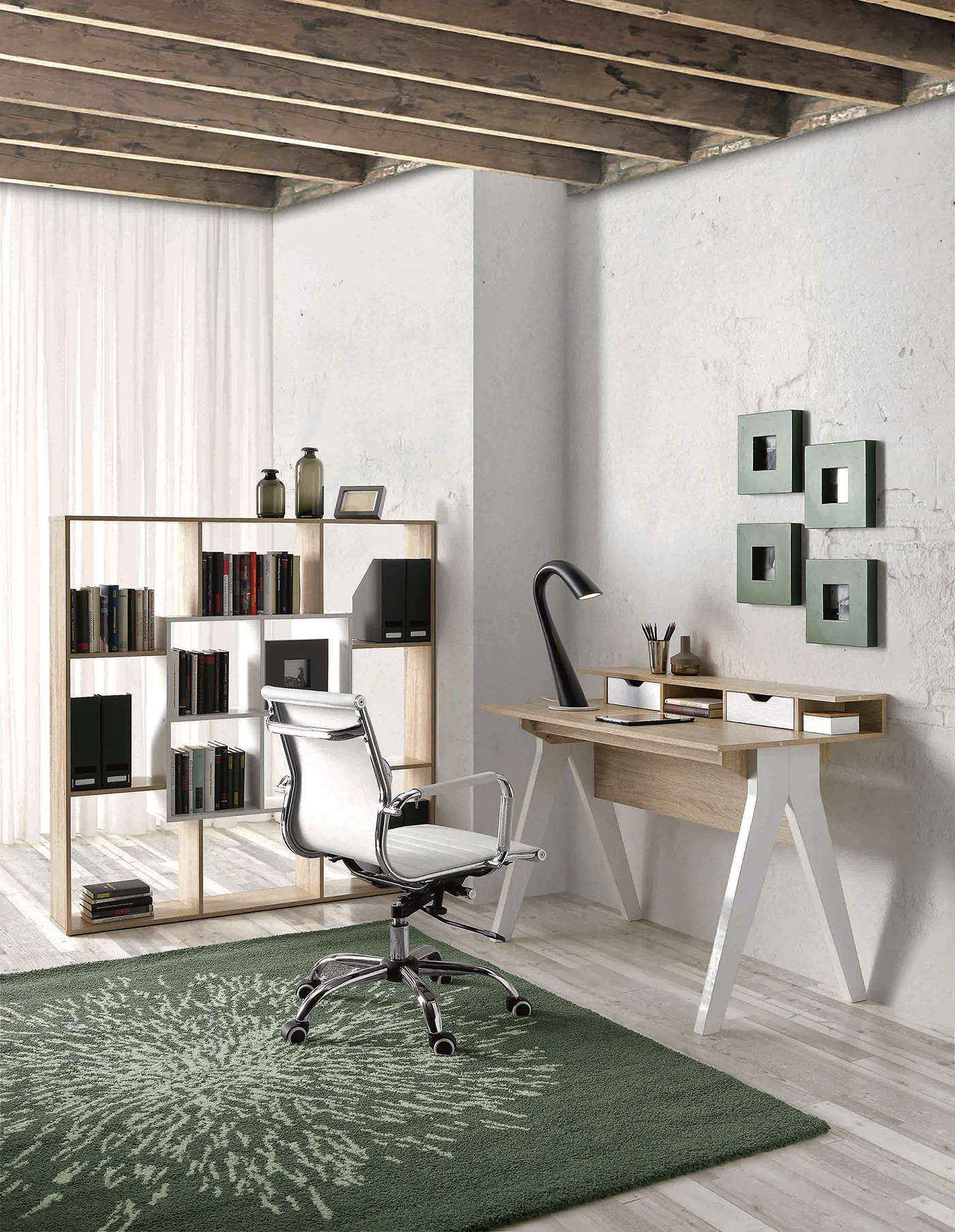Oficina con sillón de cuero blanco, escritorio, estantería y alfombra verde.