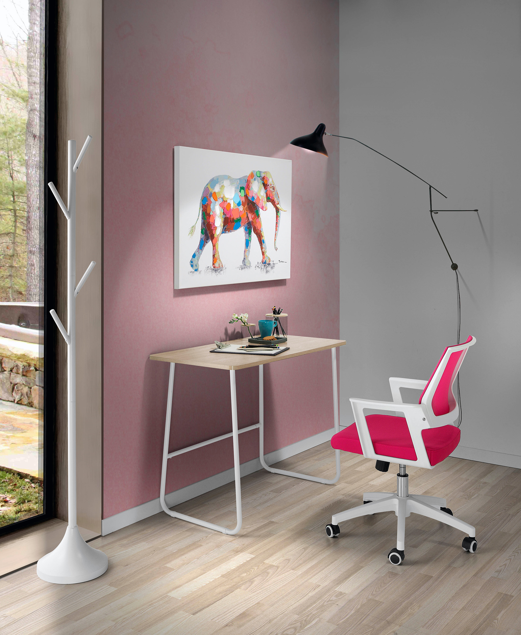 Un escritorio con pintura de elefante colorida y silla rosa.