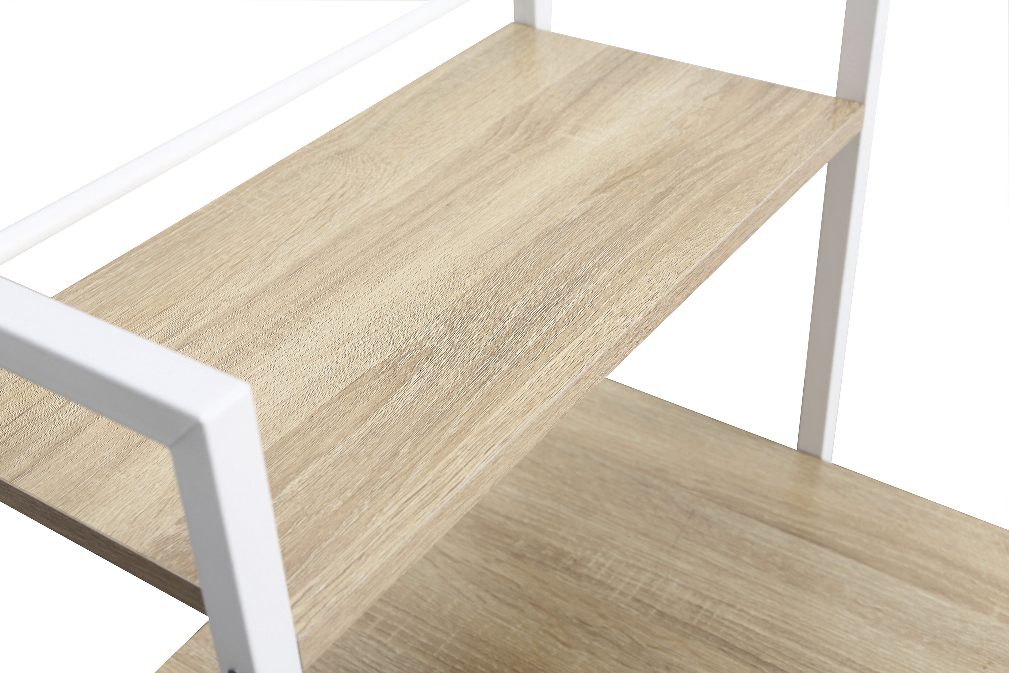 Una estantería de madera con marco de metal blanco, vista cercana.