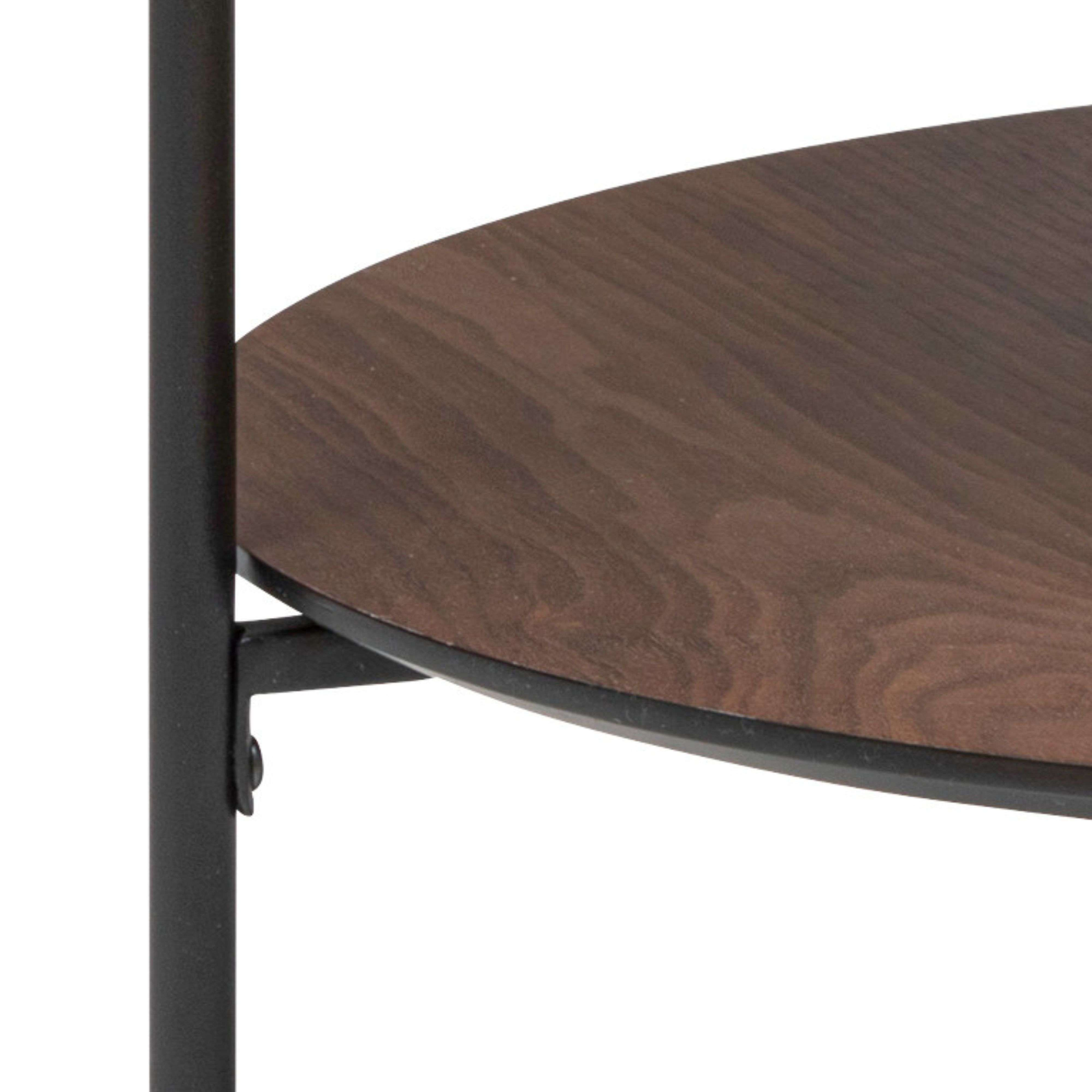 Un soporte de metal oscuro sostiene un estante redondo de madera marrón.