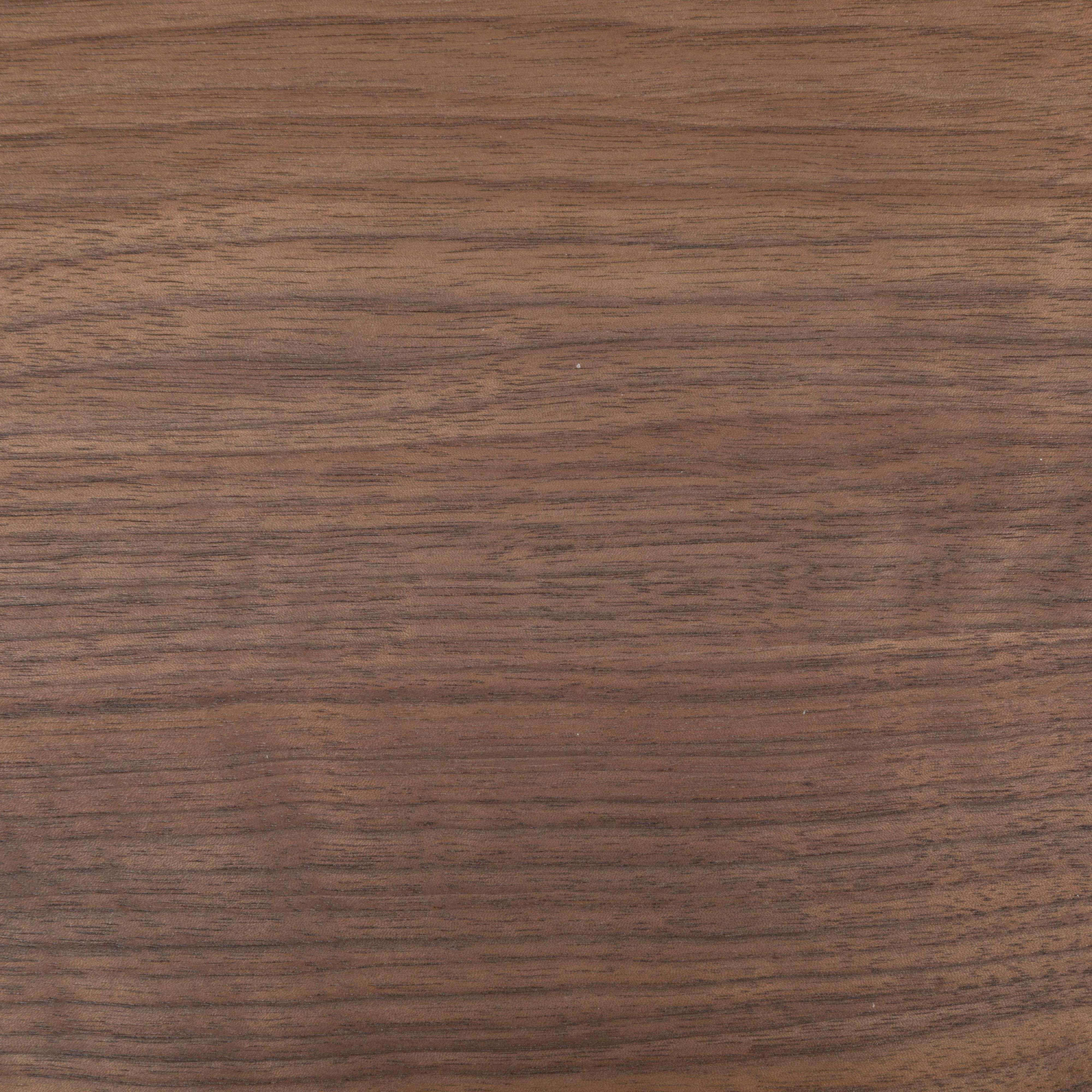 Veta de madera marrón con finas líneas oscuras.