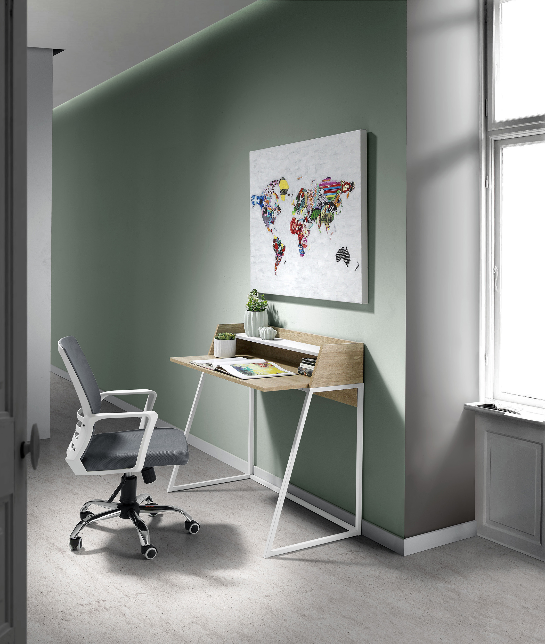 Un escritorio con una silla y un mapa del mundo en la pared.