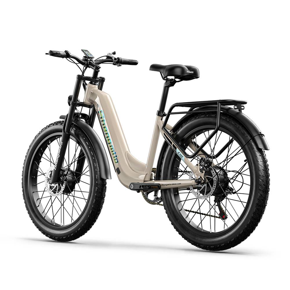 Una e-bike beige claro con llantas anchas, portaequipajes y pantalla digital.