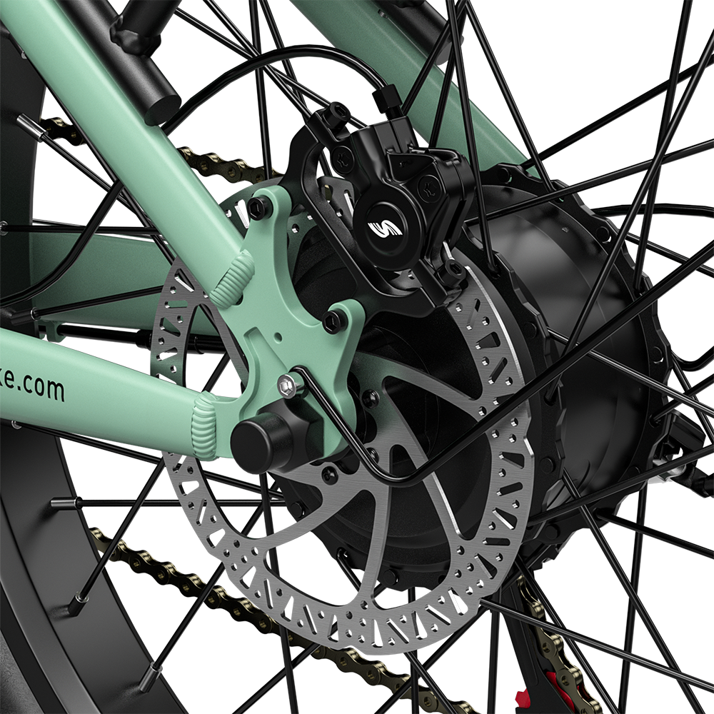 Primer plano de la rueda trasera de una bicicleta verde menta con freno de disco y cadena.