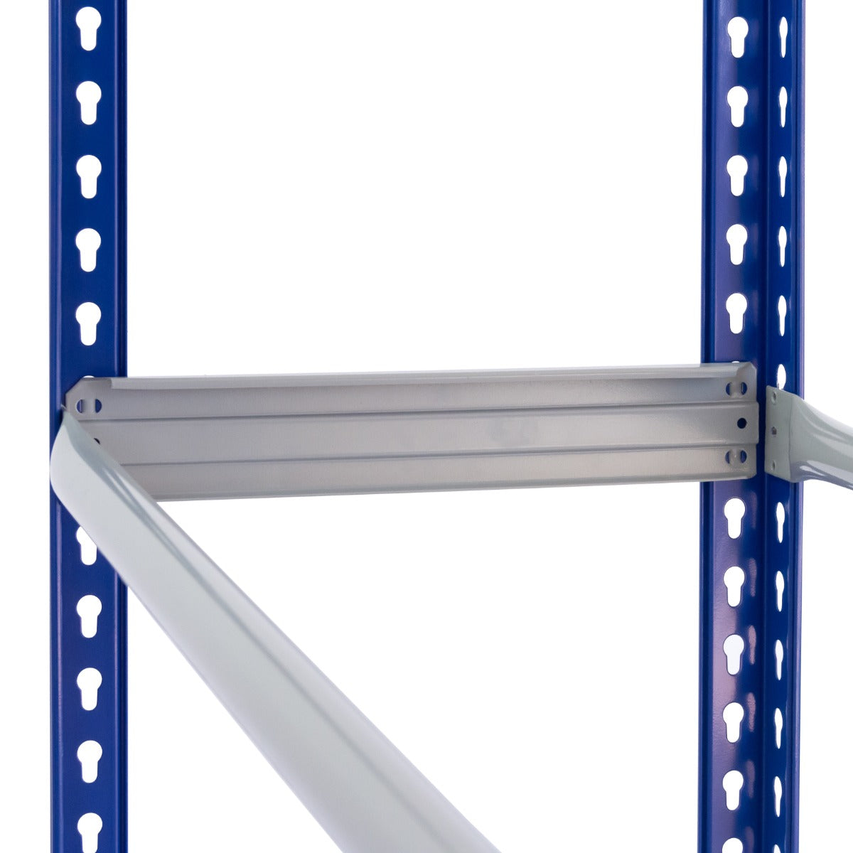 Un estante azul con soportes plateados sobre fondo blanco.
