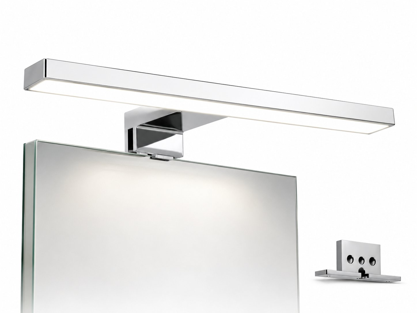 Een moderne chromen spiegelverlichting met LED-verlichting.
