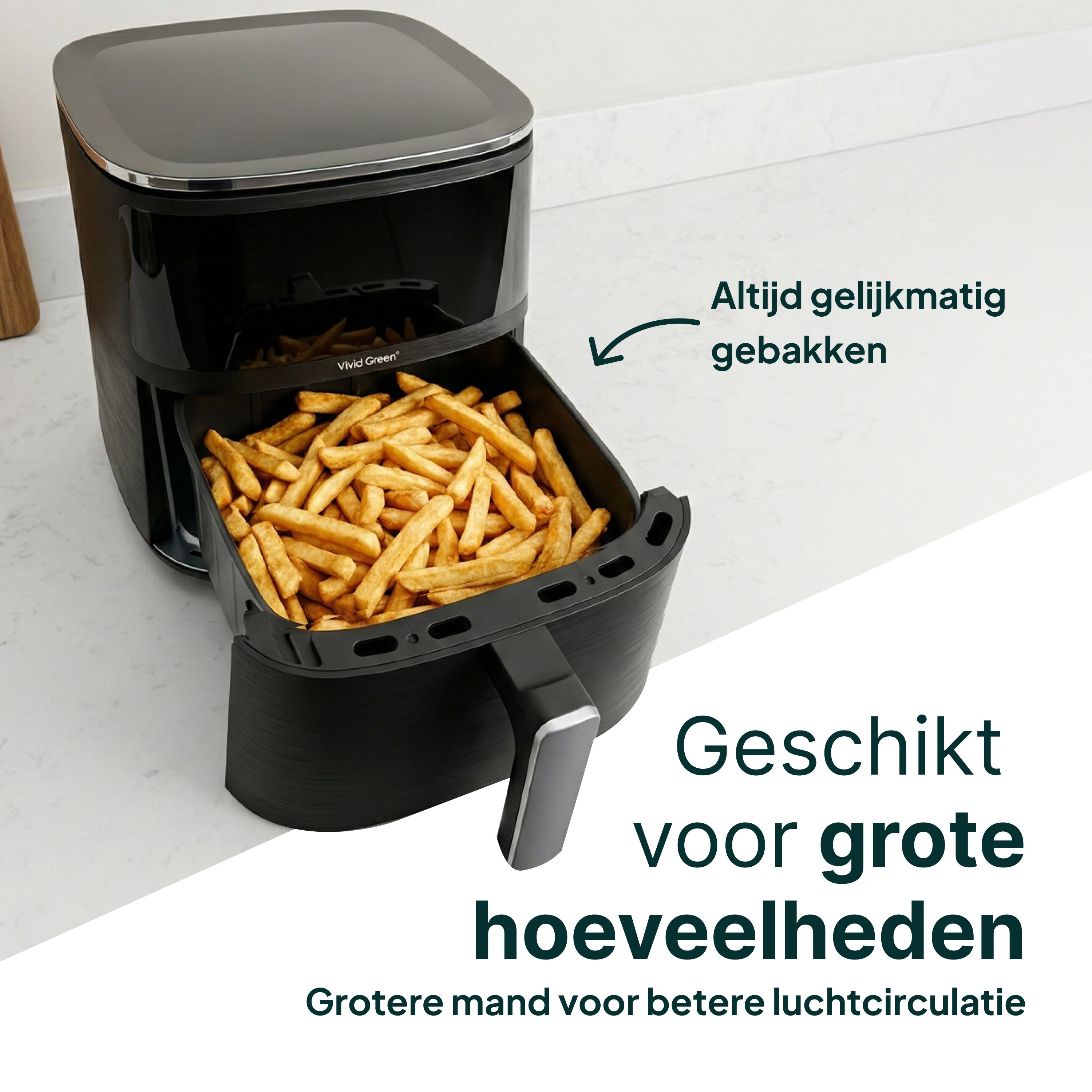 Zwarte airfryer met een mand vol friet.