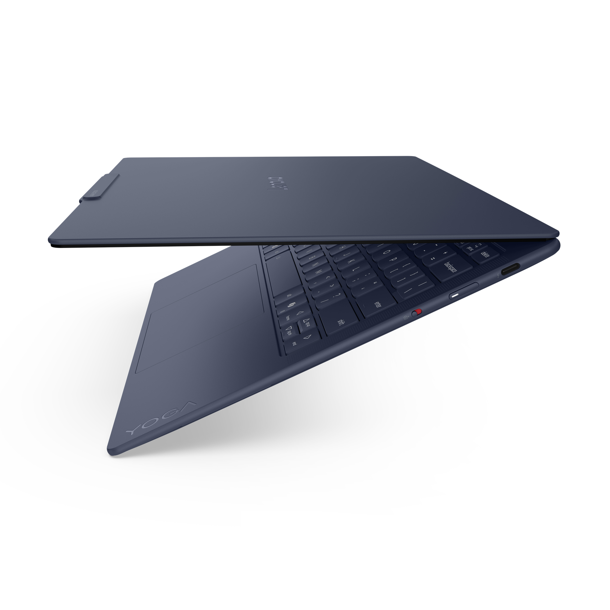 Laptop blu scuro con tastiera e trackpad, aperto. Logo Yoga visibile.