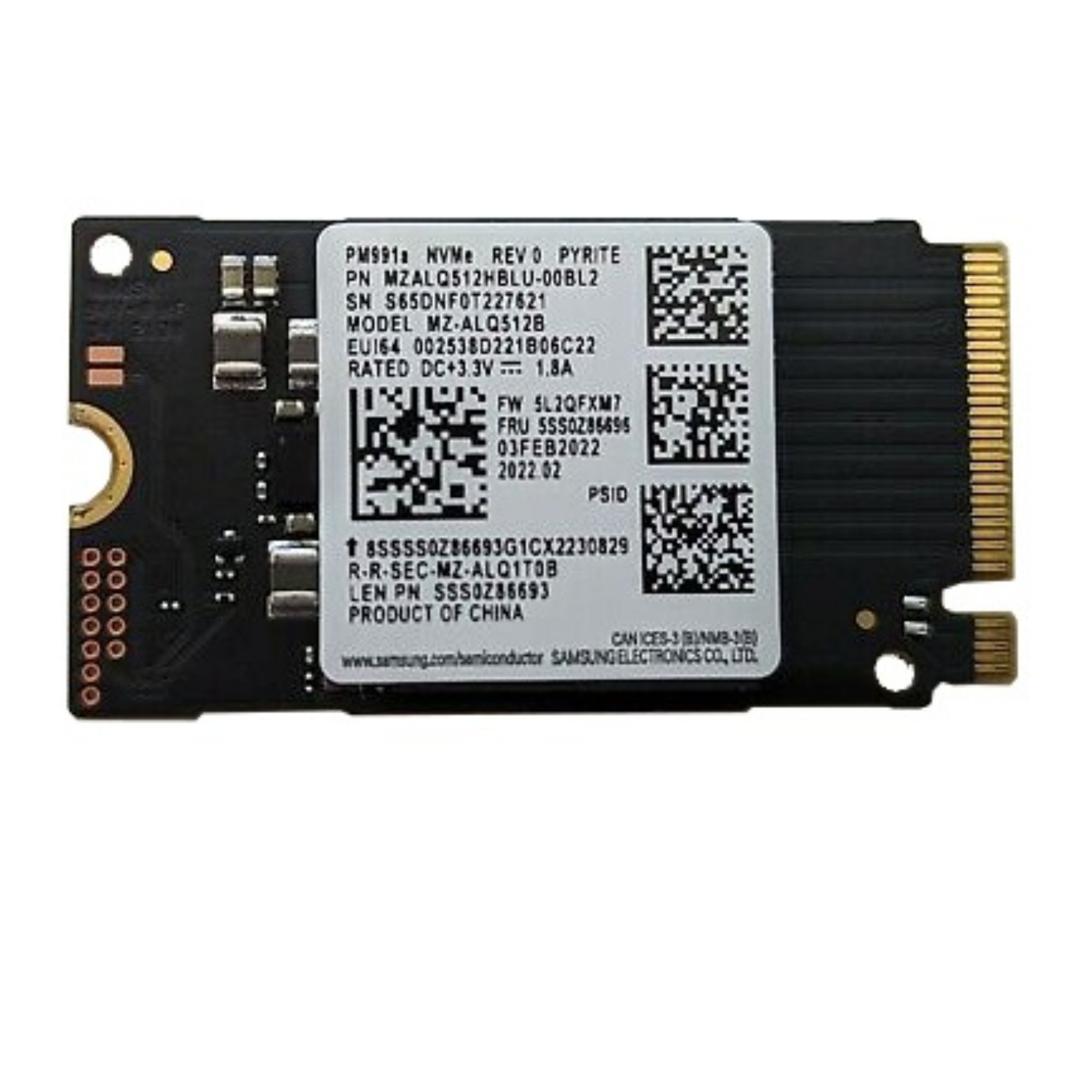 Siyah PCB üzerinde etiketli ve altın konektörlü bir M.2 NVMe SSD.