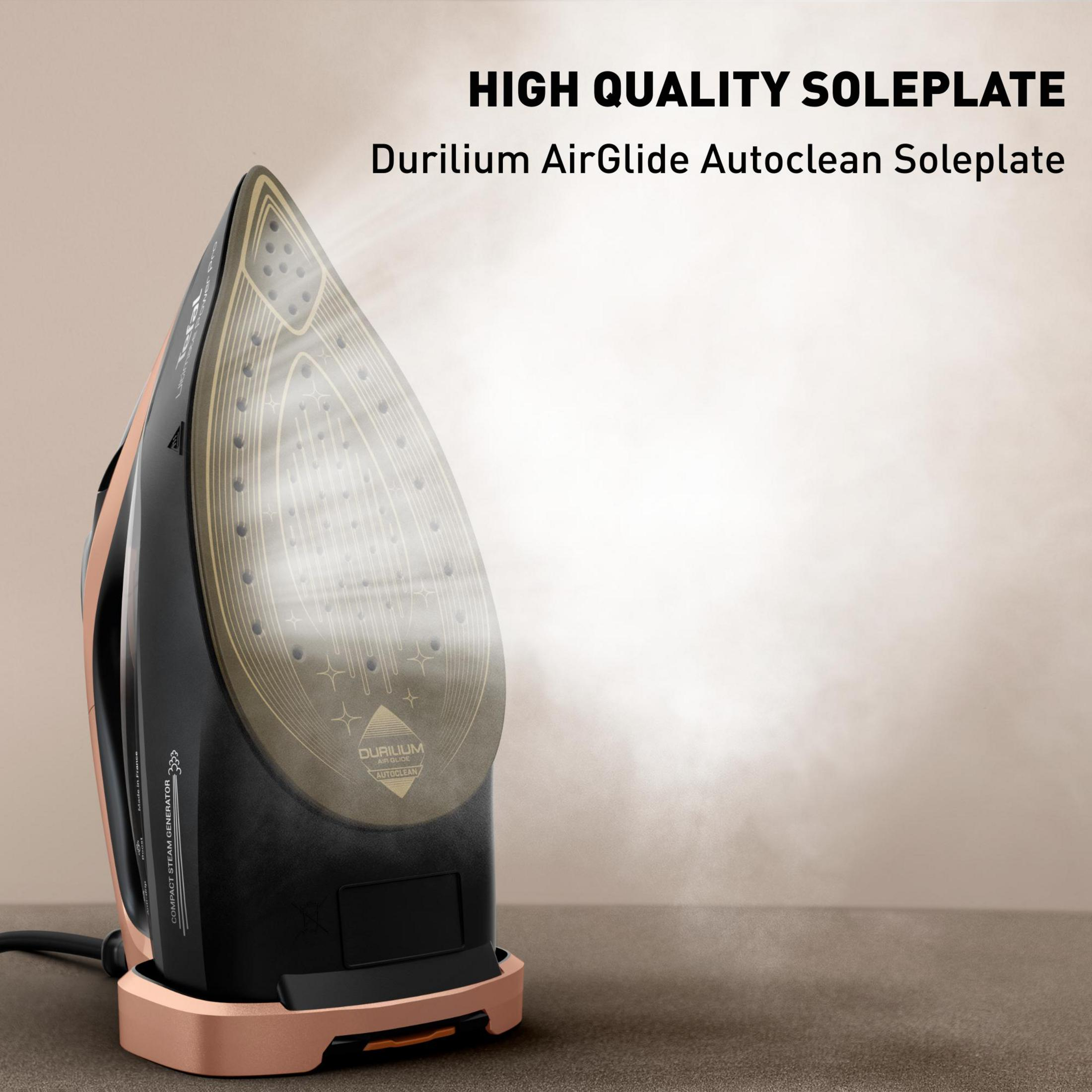 Stoomstrijkijzer met Durilium AirGlide Autoclean zool, stoom uitstotend.